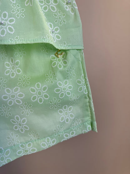 Conjunto Infantil Verde Blusa Com Babado Peplum e Shorts Com Bordado Inglês - Petit Cherie