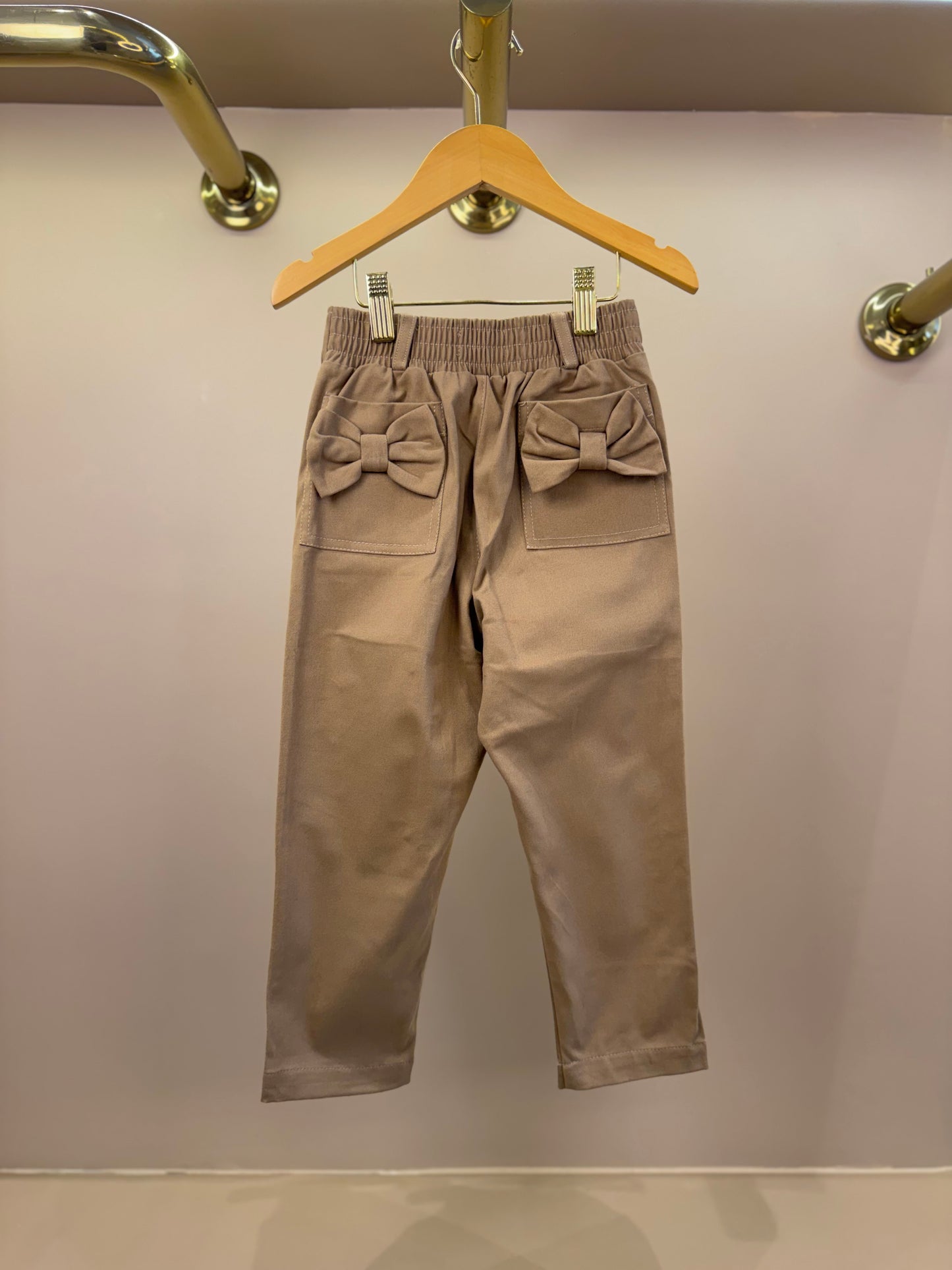 Calça Infantil Sarja Bolsos Laço Bege Escuro - Pituchinhus