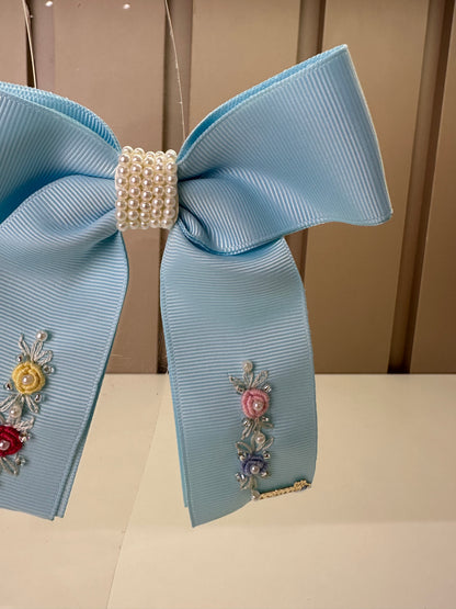 Presilha Infantil Azul Laço Longo Pérolas e Bordados - Roana