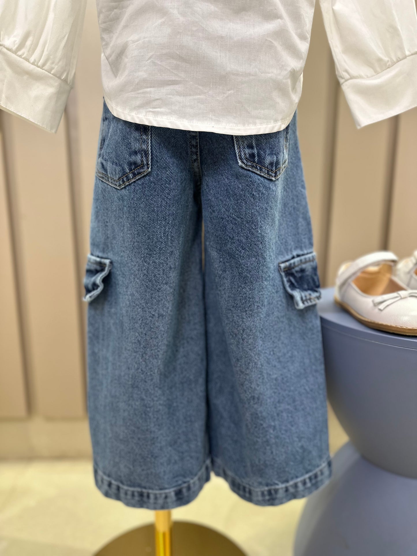 Conjunto Infantil Trio Colete Balonê Mini-Joia, Camisa Gola Babados Rendas e Calça Jeans Bolsos Laterais Mini-Joia - Animê