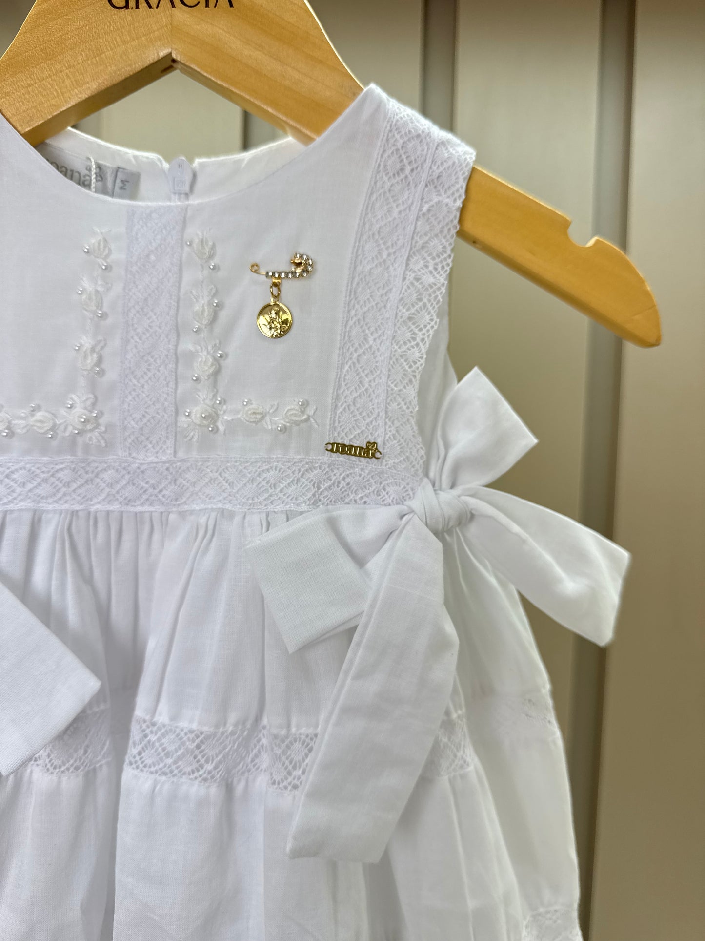 Mandrião Bebê Luxo Algodão Rendas, Bordados, Laços Laterais, Medalhinha e Touca - Roana