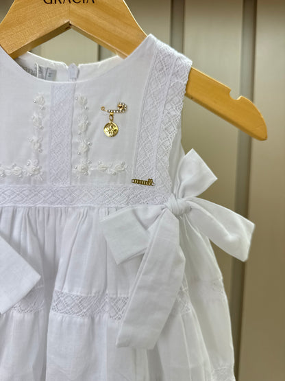 Mandrião Bebê Luxo Algodão Rendas, Bordados, Laços Laterais, Medalhinha e Touca - Roana