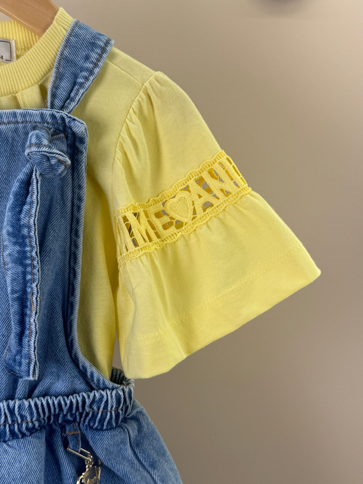 Conjunto Infantil Blusa Mangas Curtas Pingente Amarelo e Jardineira Jeans Bordado Floral - Animê