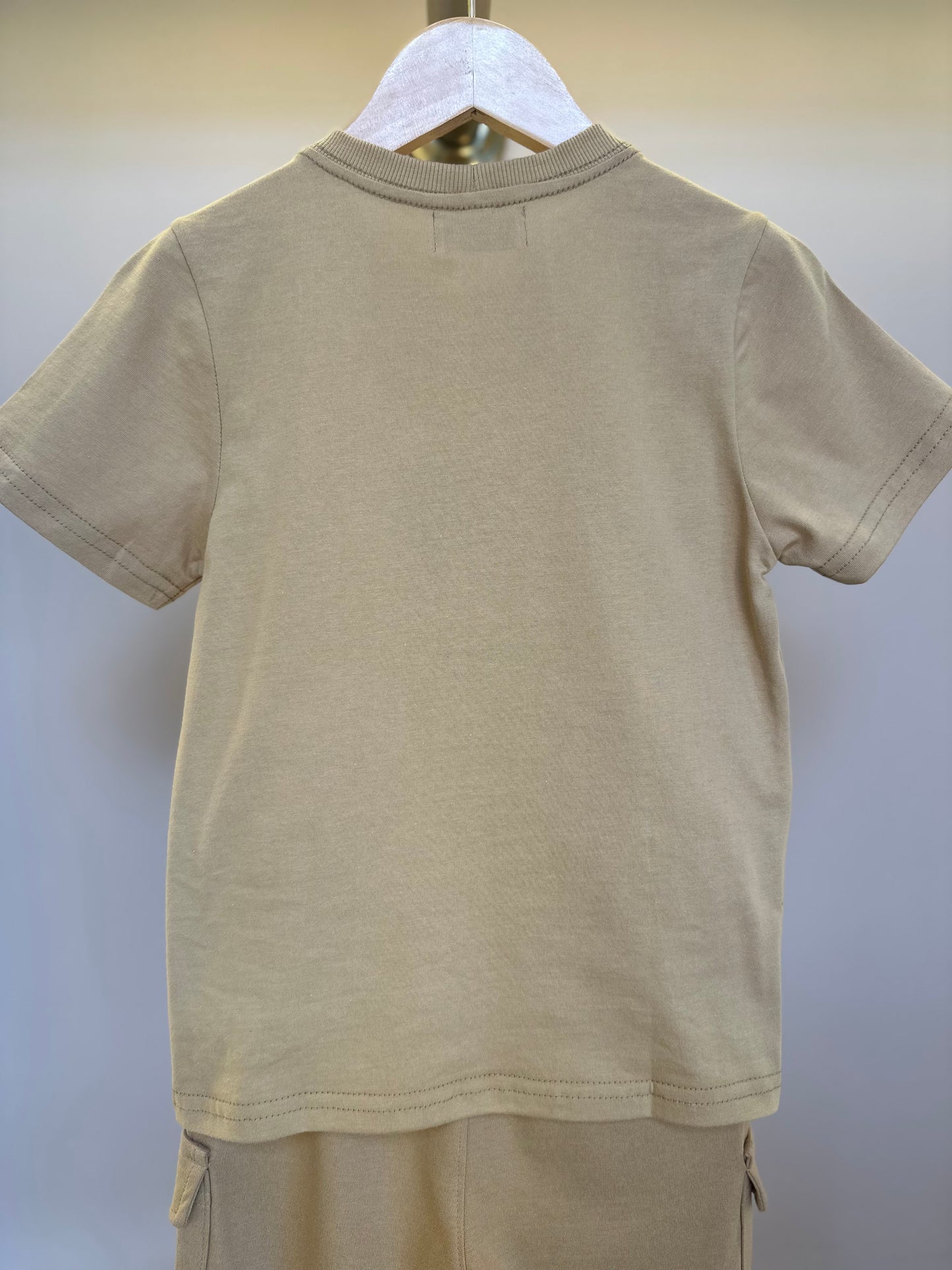 Conjunto Infantil Camiseta Algodão Teddy Natal e Bermuda Ponto Roma Bolsos Cargo Bege - Dame