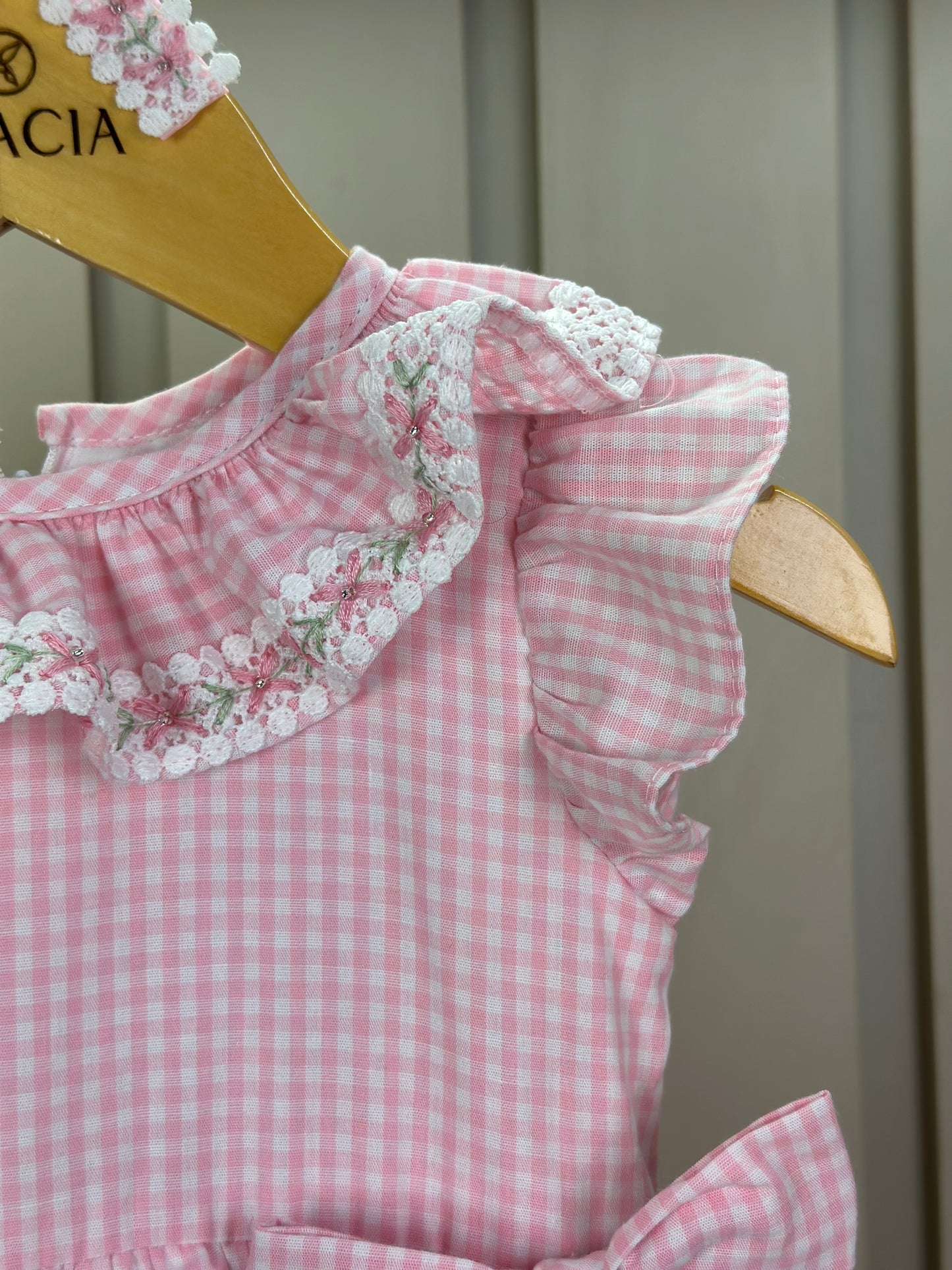 Vestido Infantil Clássico Golinha Renda Bordada Babados e Lacinhos Laterais Rosa - Roana