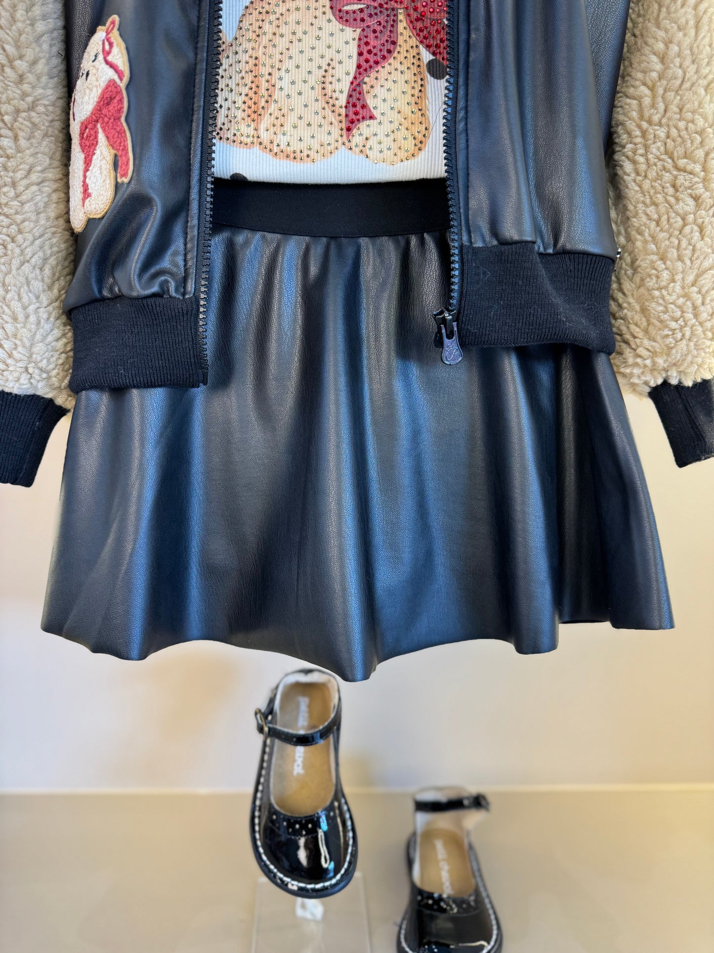 Conjunto Infantil Jaqueta Patches Couro Pele Carneirinho e Saia Evasê Couro Tech Preta - Pituchinhus