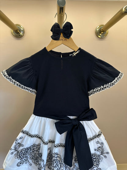 Conjunto Infantil Blusa Preta Detalhes Mangas e Saia Branca Flores - Animê
