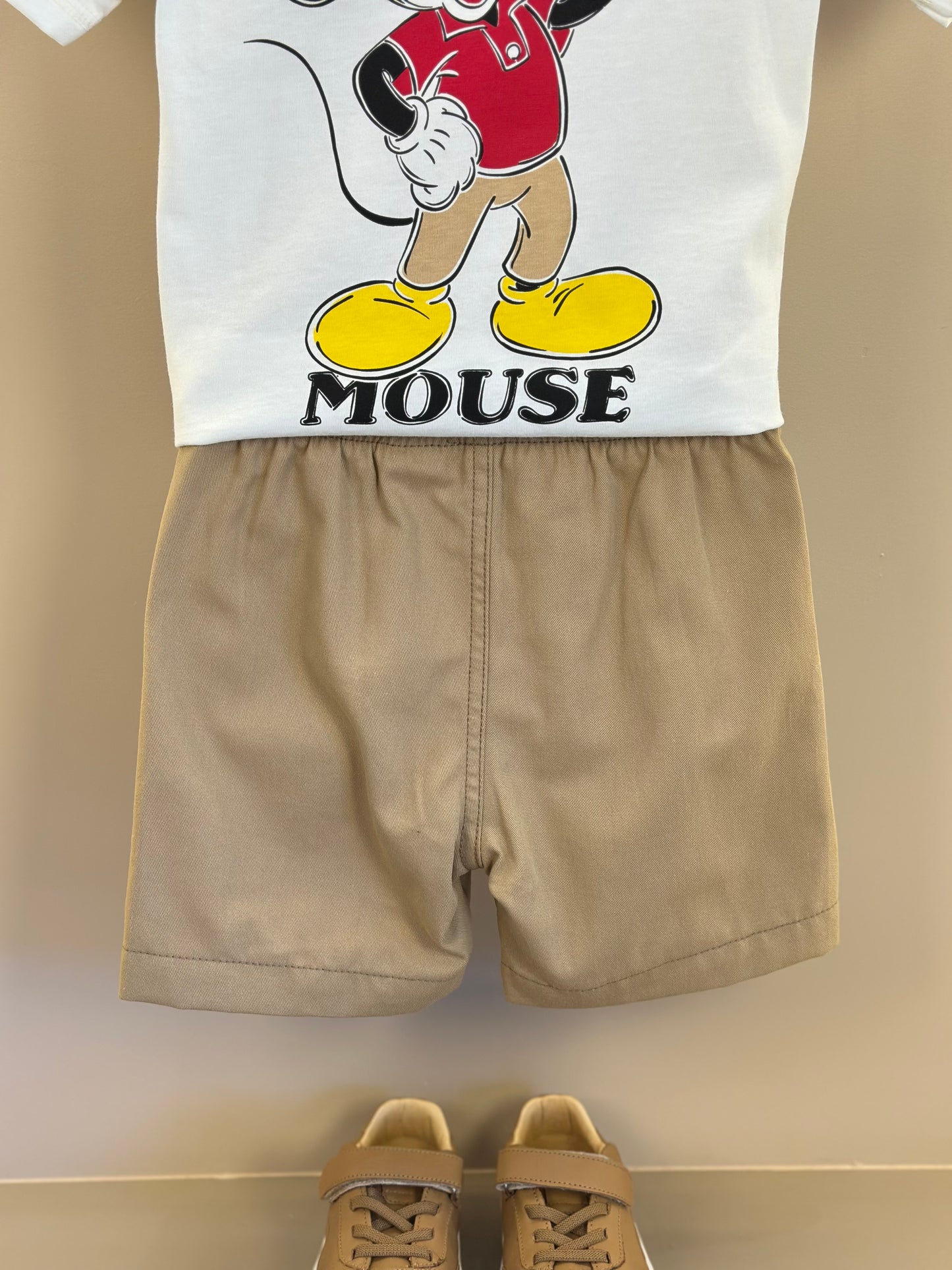 Conjunto Infantil Camiseta Pérola Mickey e Bermuda Sarja Bege - Youccie
