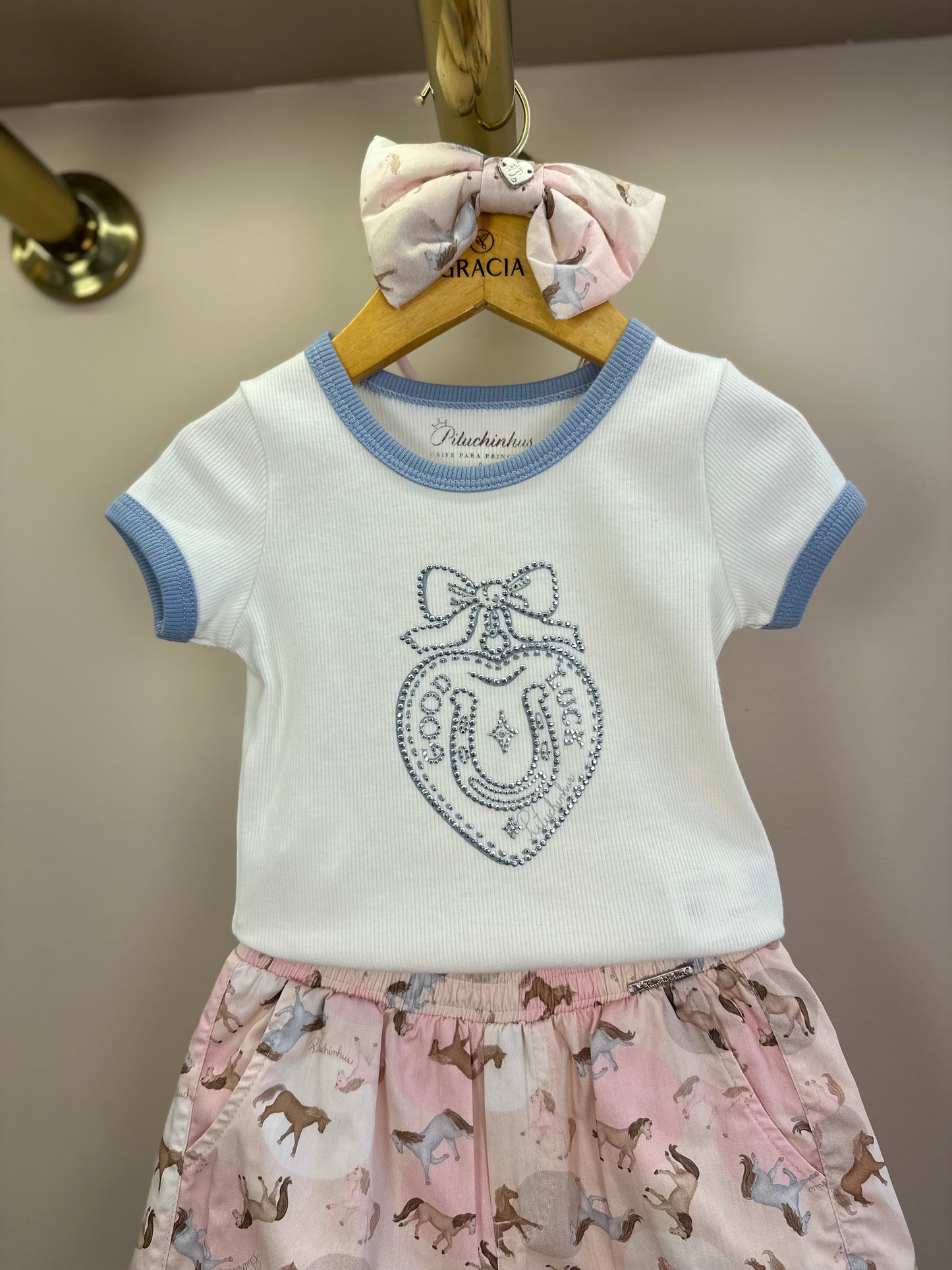 Conjunto Infantil Blusa Rib Good Luck Bordada e Shorts Rosa Estampa Cavalinhos - Pituchinhus