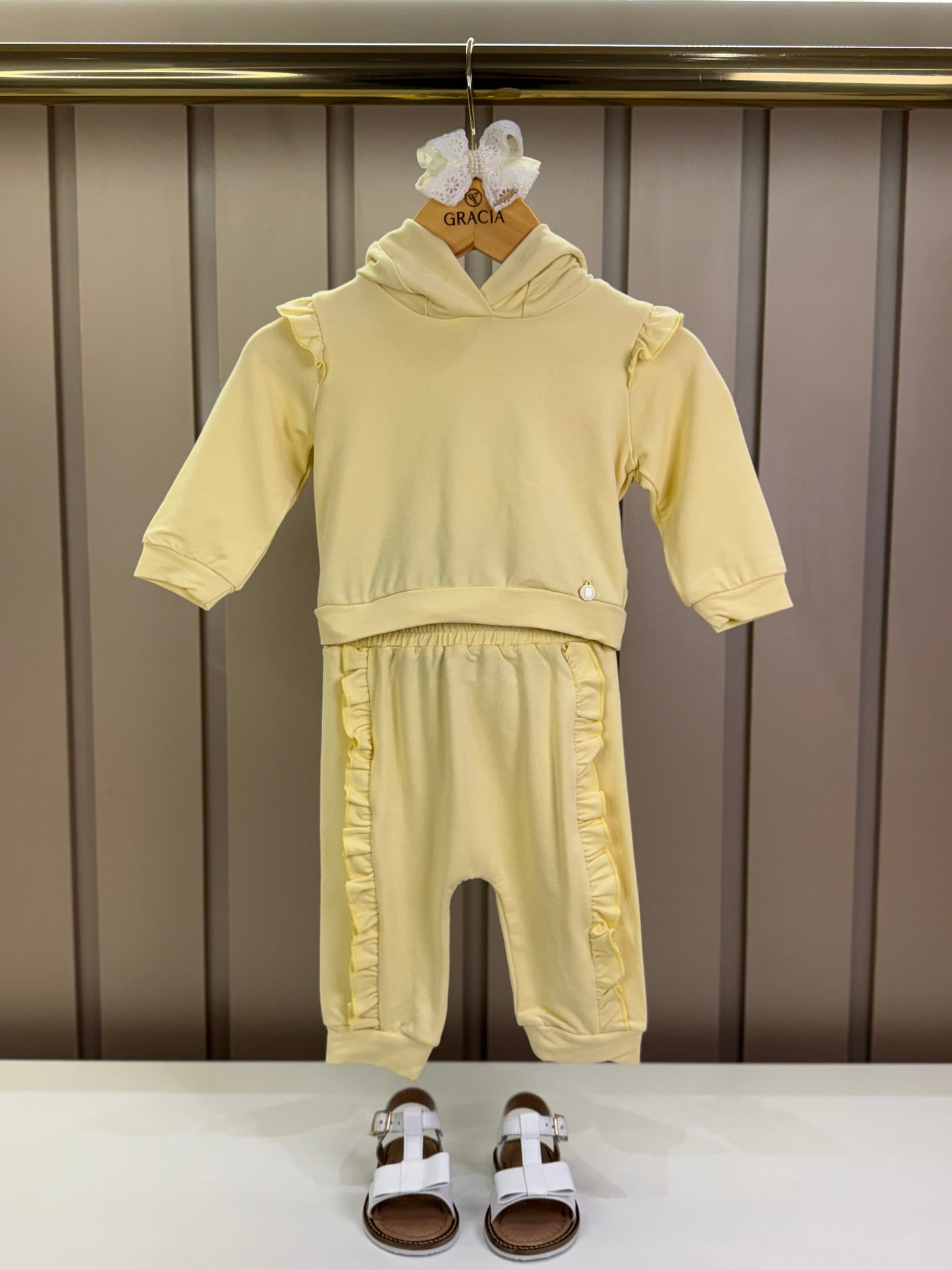 Conjunto Bebê Abrigo  Com Capuz E Calça  Com Babadinhos Amarelo - Um Mais Um