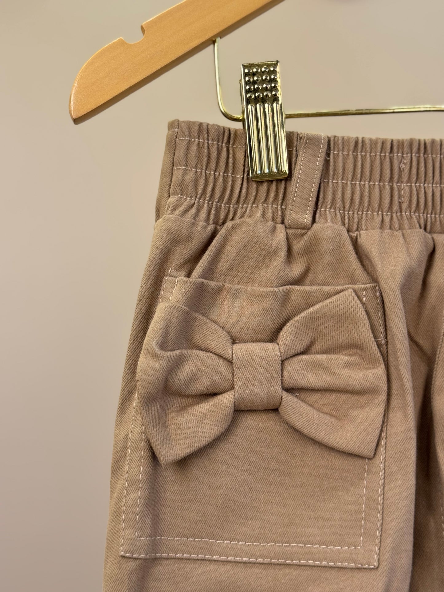 Calça Infantil Sarja Bolsos Laço Bege Escuro - Pituchinhus