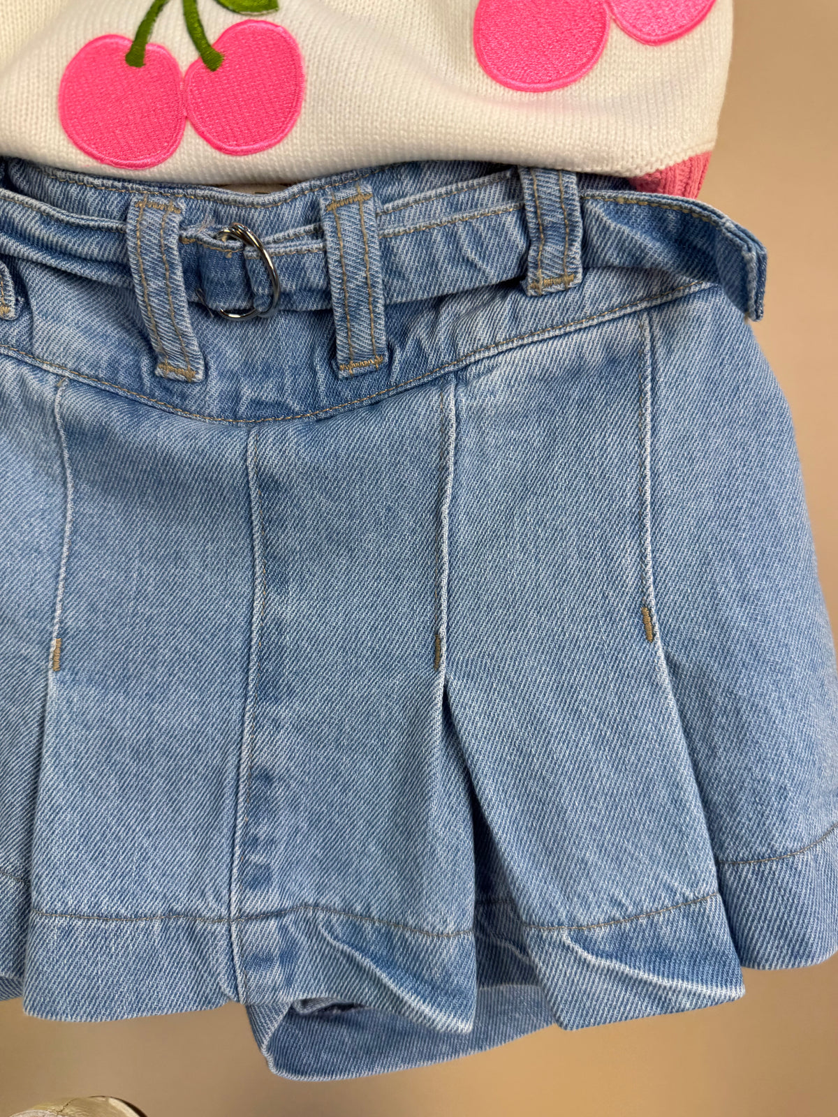 Conjunto Infantil Blusa Tricot Cerejas e Shorts Saia Jeans Com Pregas - Momi