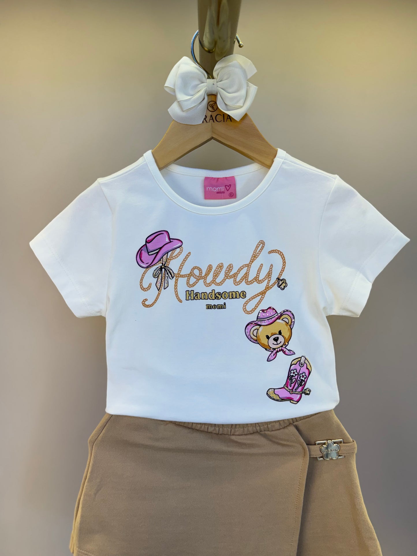 Conjunto Infantil Blusa de Ursinha Cowgirl e Shorts Moletom Bege - Momi