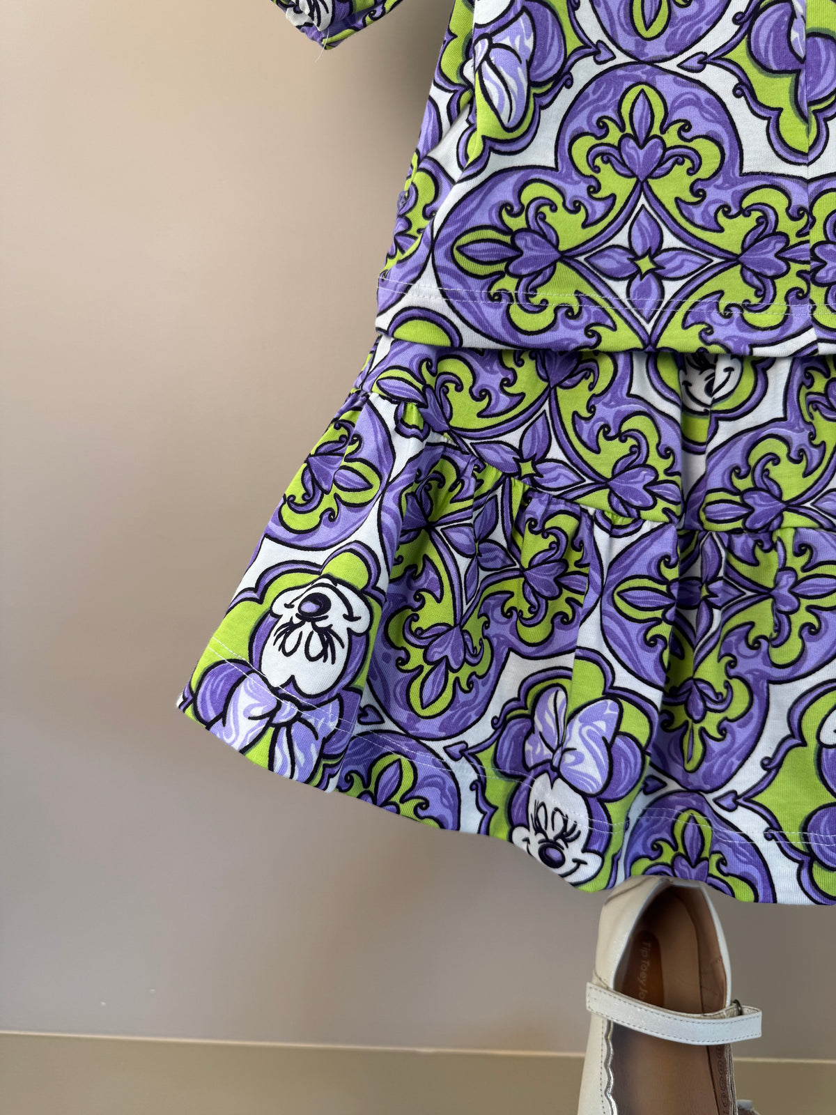 Conjunto Infantil Blusa Minnie Mouse Flores e Arabescos Lilás e Saia - Animê