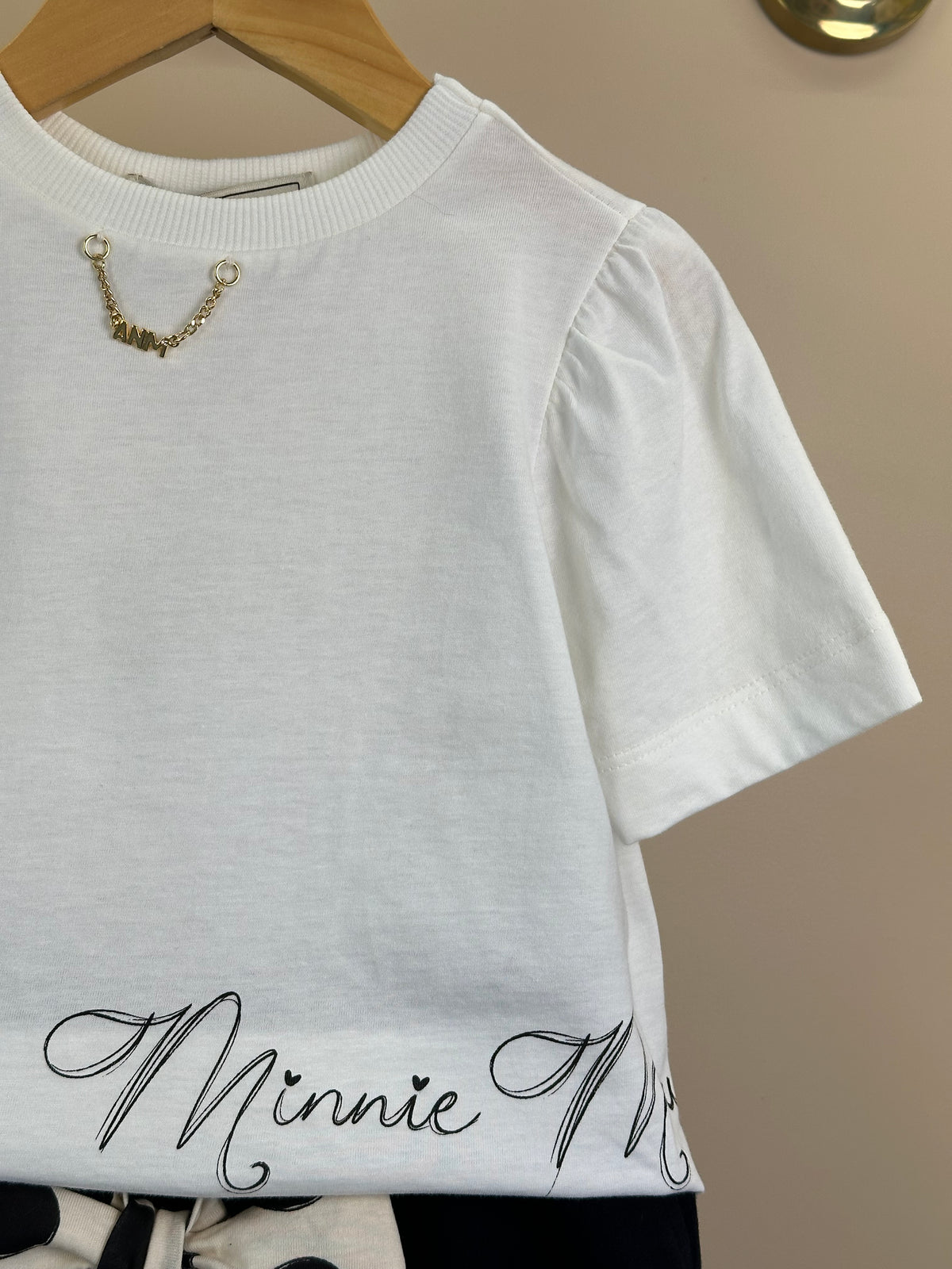 Conjunto Infantil T-Shirt Minnie Mouse Pingente e Shorts Saia Preto Laço Poá - Animê