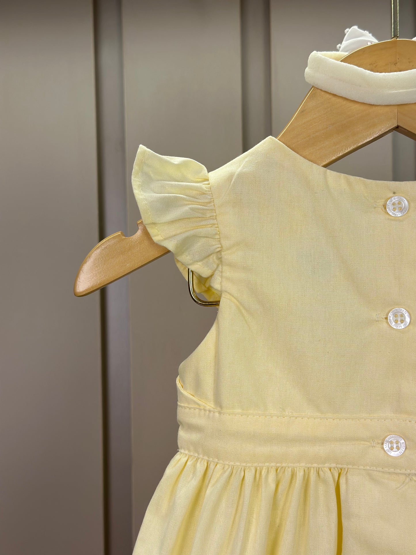 Vestido Bebê Algodão Rodado Bolsos e Bordado Floral Amarelo Claro - Um Mais Um