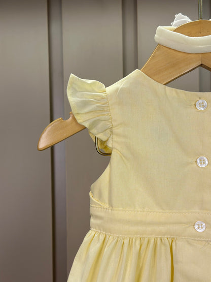 Vestido Bebê Algodão Rodado Bolsos e Bordado Floral Amarelo Claro - Um Mais Um
