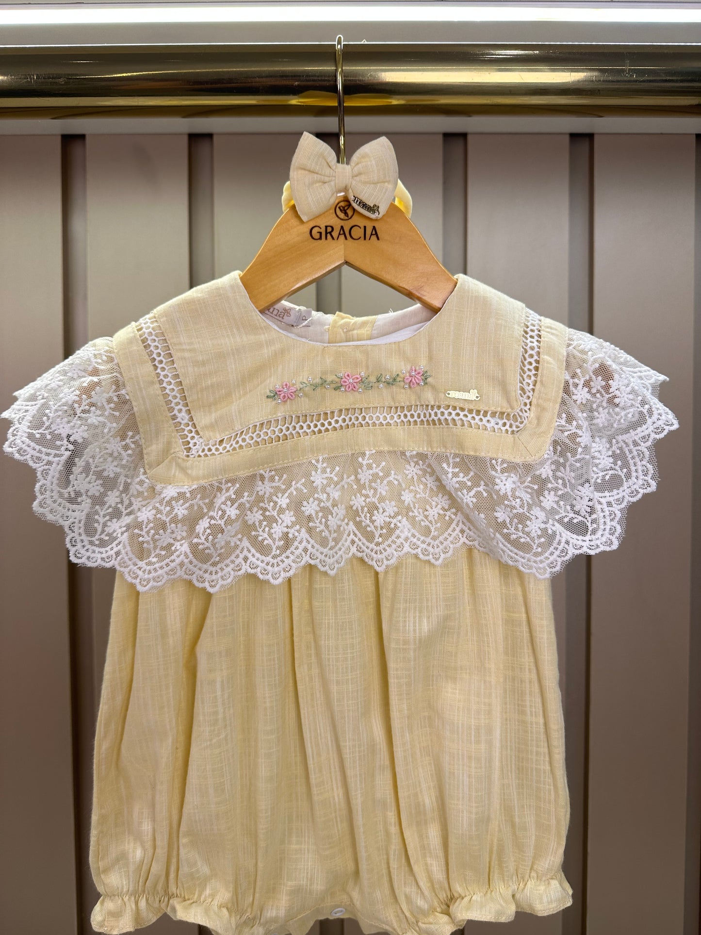 Pimpão Bebê Luxo Gola Bordada Renda Amarelo - Roana
