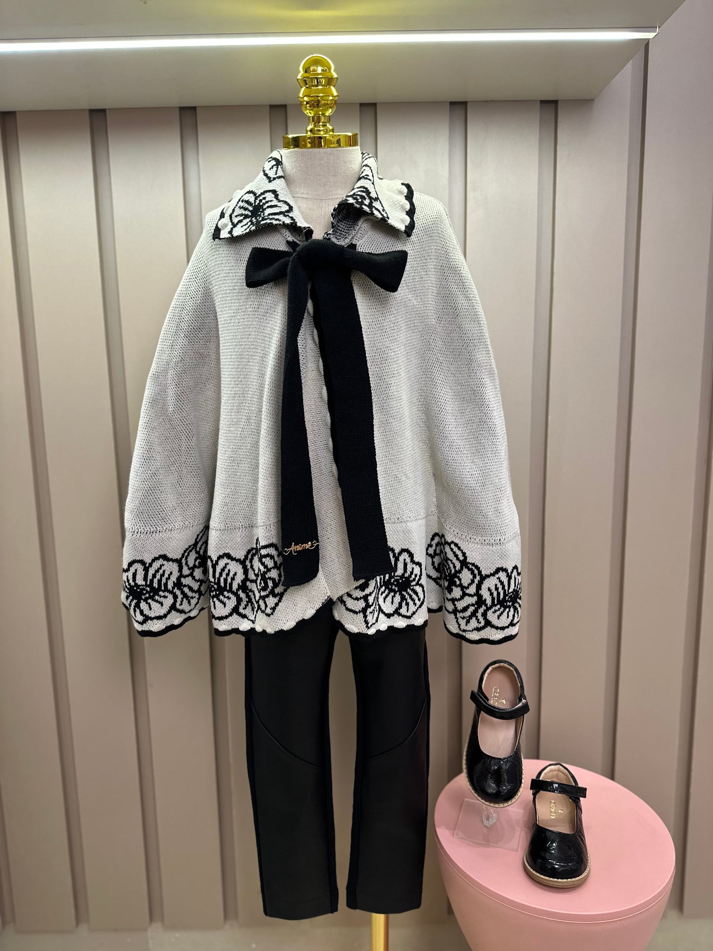 Conjunto Infantil Poncho Conceito Cru e Flores e Laço Preto e Calça Essentials Couro Tech Preta - Animê