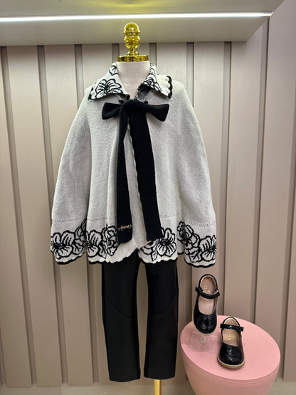 Conjunto Infantil Poncho Conceito Cru e Flores e Laço Preto e Calça Essentials Couro Tech Preta - Animê