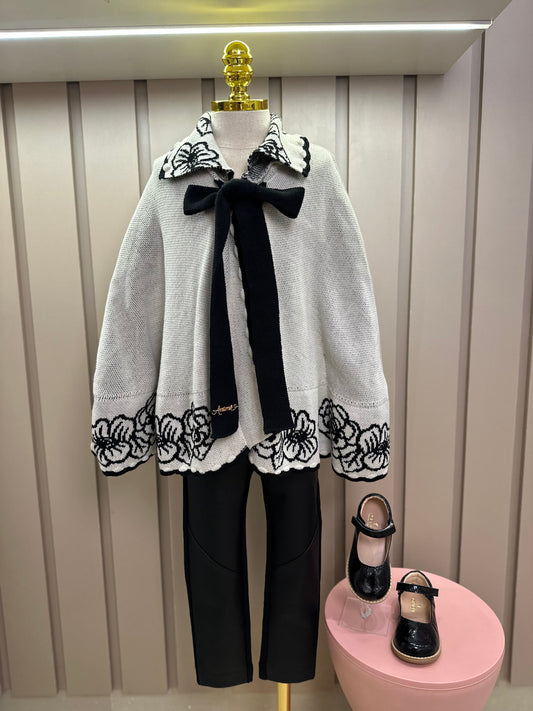 Conjunto Infantil Poncho Conceito Cru e Flores e Laço Preto e Calça Essentials Couro Tech Preta - Animê