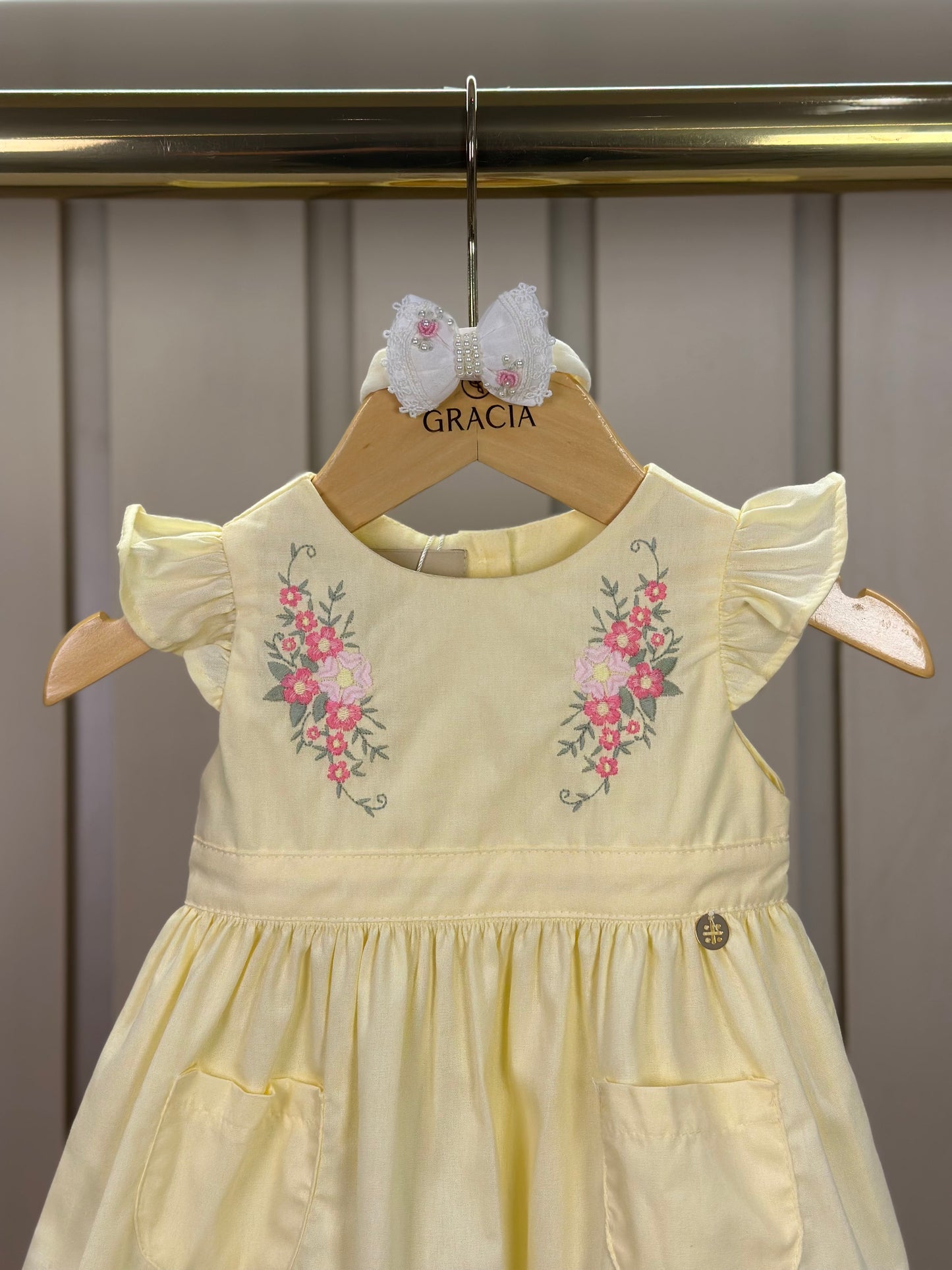 Vestido Bebê Algodão Rodado Bolsos e Bordado Floral Amarelo Claro - Um Mais Um
