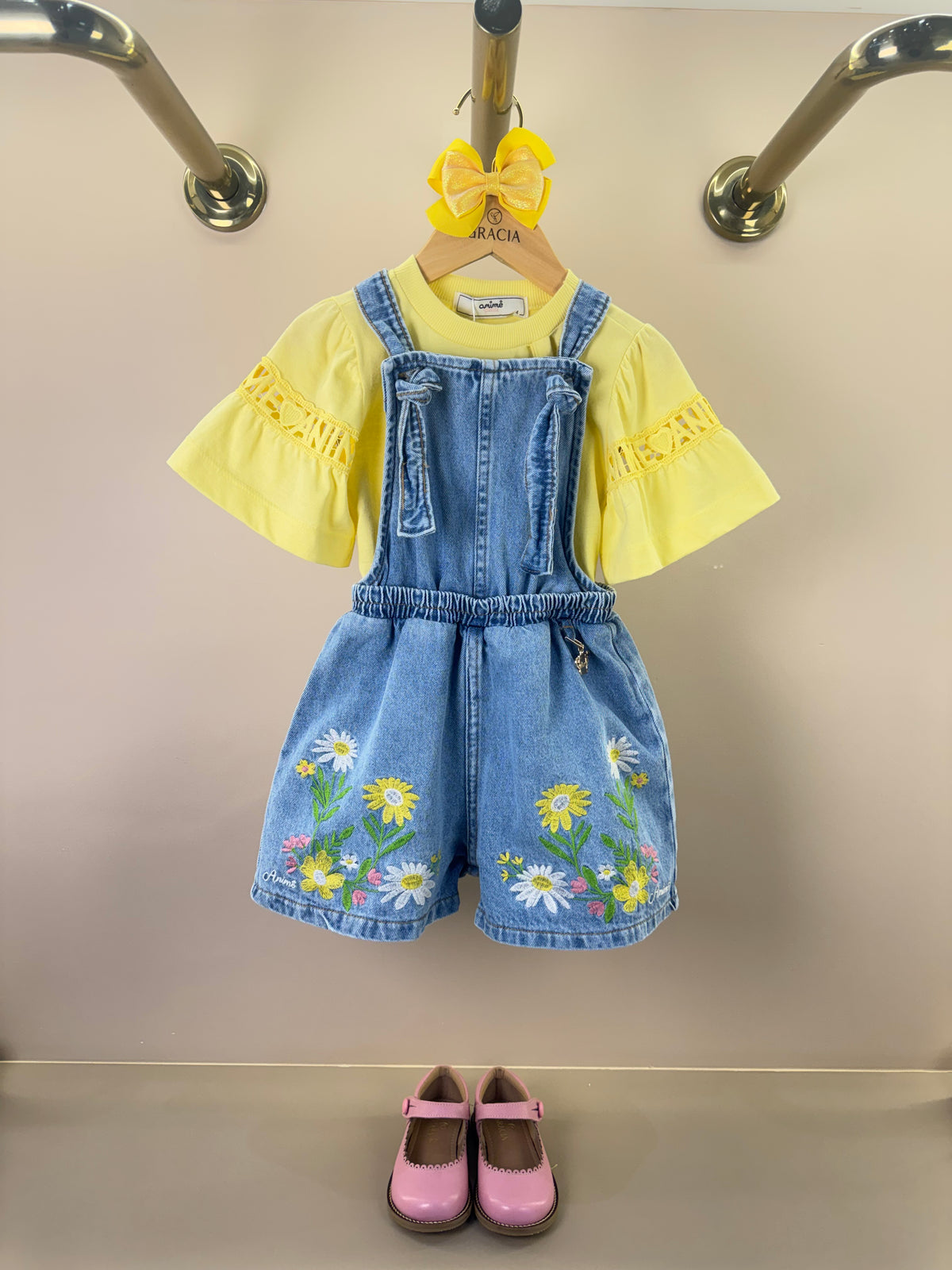 Conjunto Infantil Blusa Mangas Curtas Pingente Amarelo e Jardineira Jeans Bordado Floral - Animê