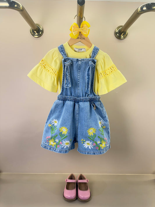 Conjunto Infantil Blusa Mangas Curtas Pingente Amarelo e Jardineira Jeans Bordado Floral - Animê