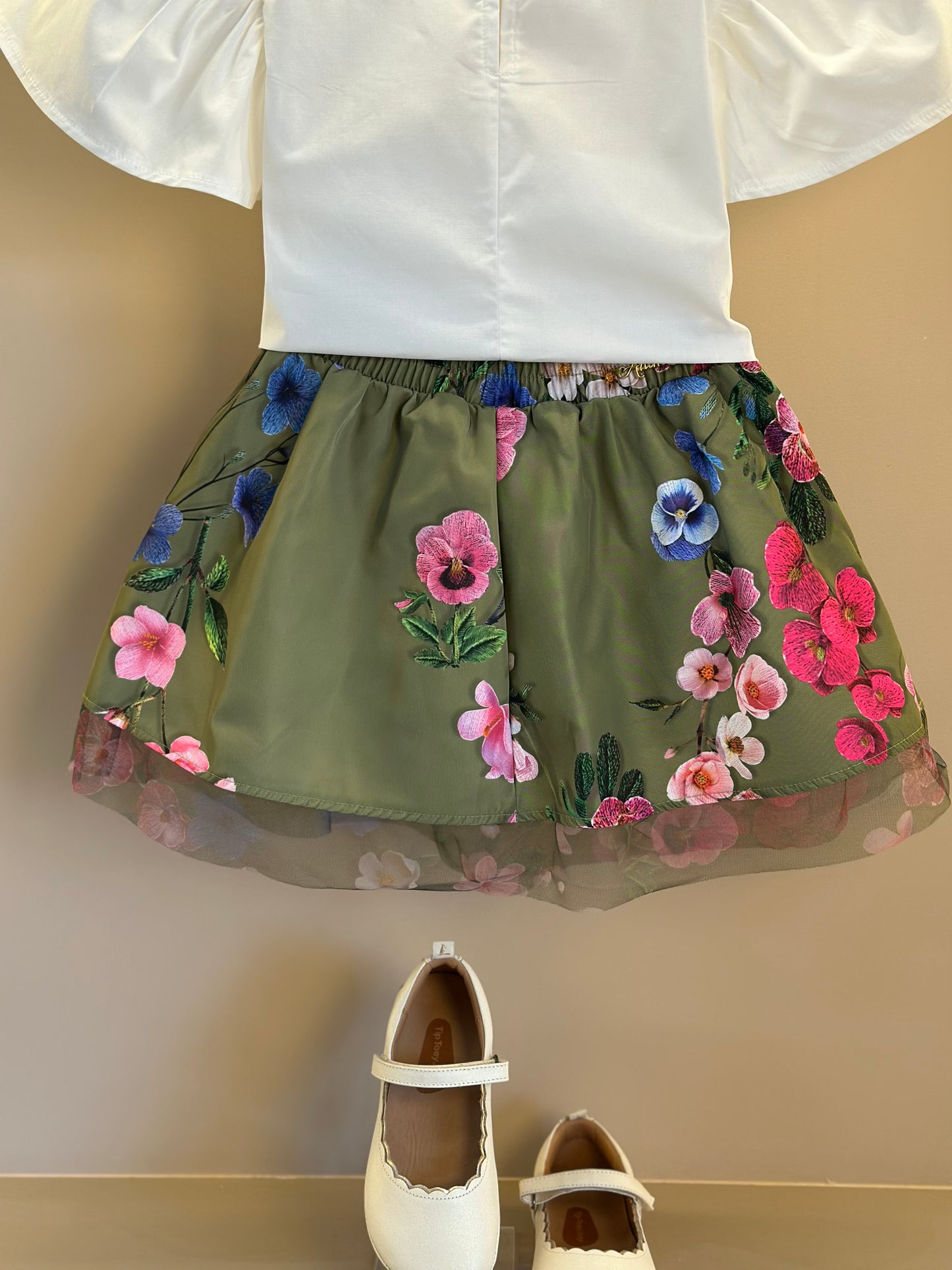 Conjunto Infantil Blusa Off White e Saia Conceito Tule Floral Bordado Verde Forest - Animê