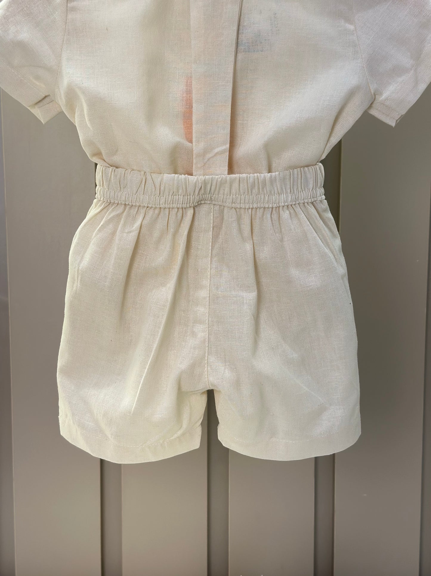 Conjunto Bebê Body, Bermuda e Suspensório Cambraia Linho de Algodão Off White - Um Mais Um
