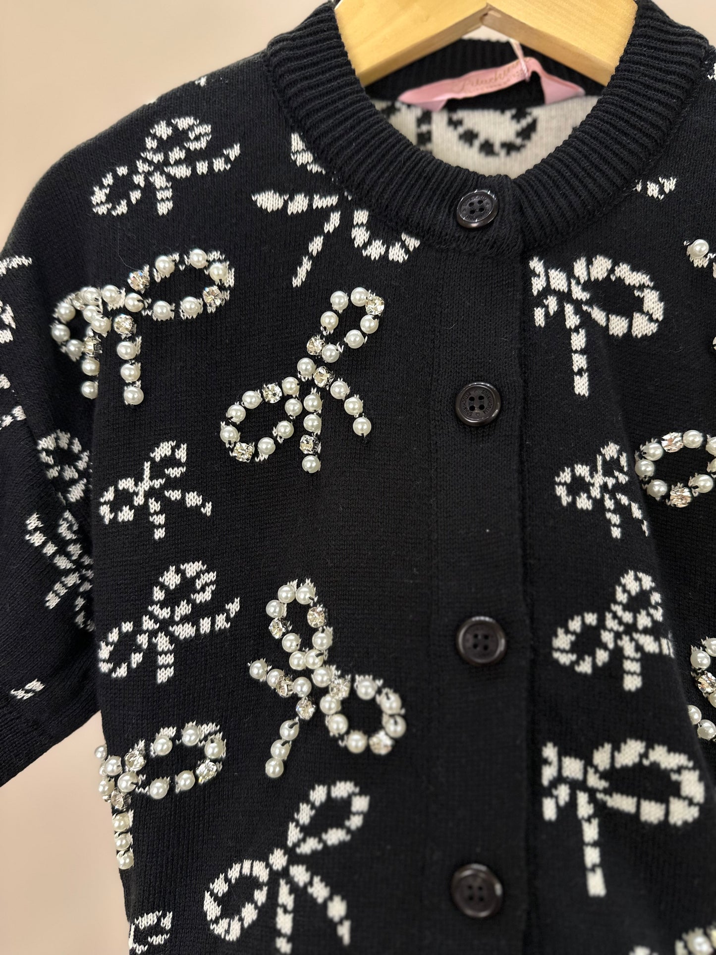 Conjunto Infantil Casaco Tricot Lacinhos Bordados Pérolas e Cristais e Calça Sarja Reta Laços Bordados Bolsos Preta - Pi