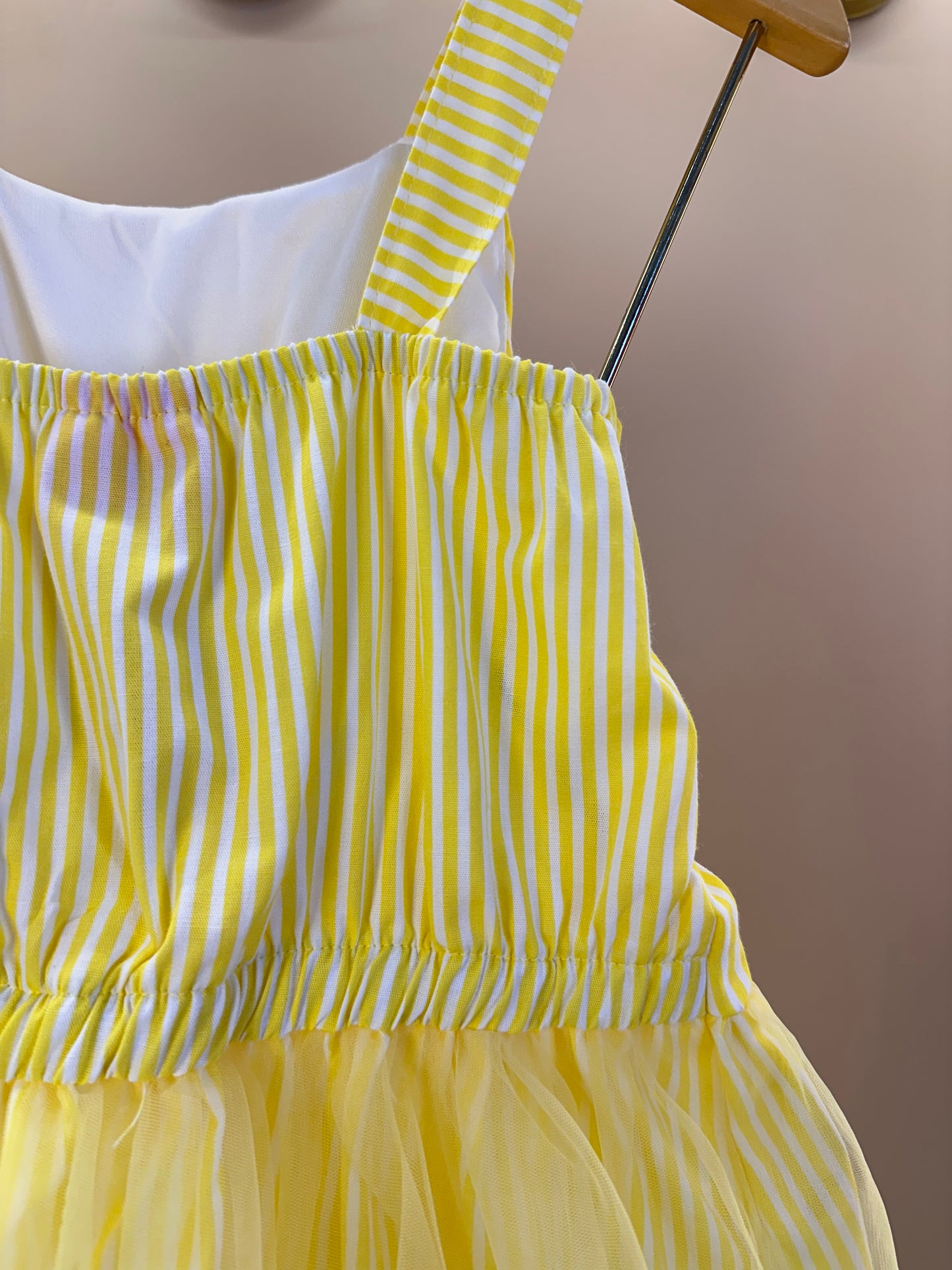 Vestido Listrado Com Tule e Aplicação de Flores - Momi