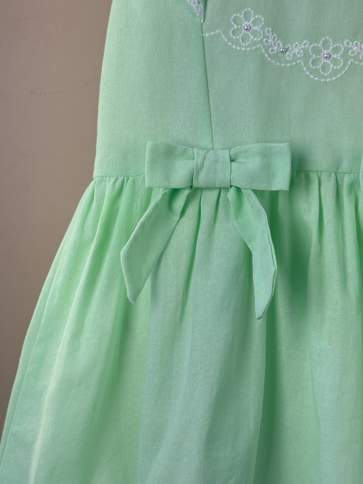 Vestido Infantil Verde Bordado Floral Babados Manga e Laços - Petit Cherie