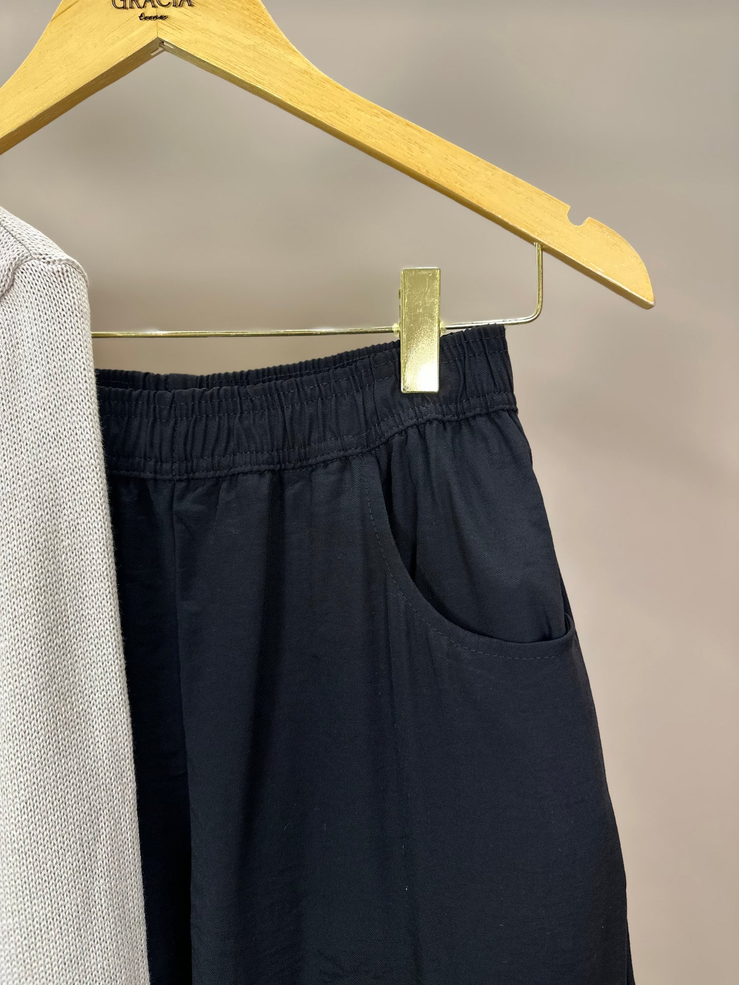 Conjunto Teen Suéter Tricot Dog Tennista Bege e Calça Cargo Wide Leg Preta - Two In
