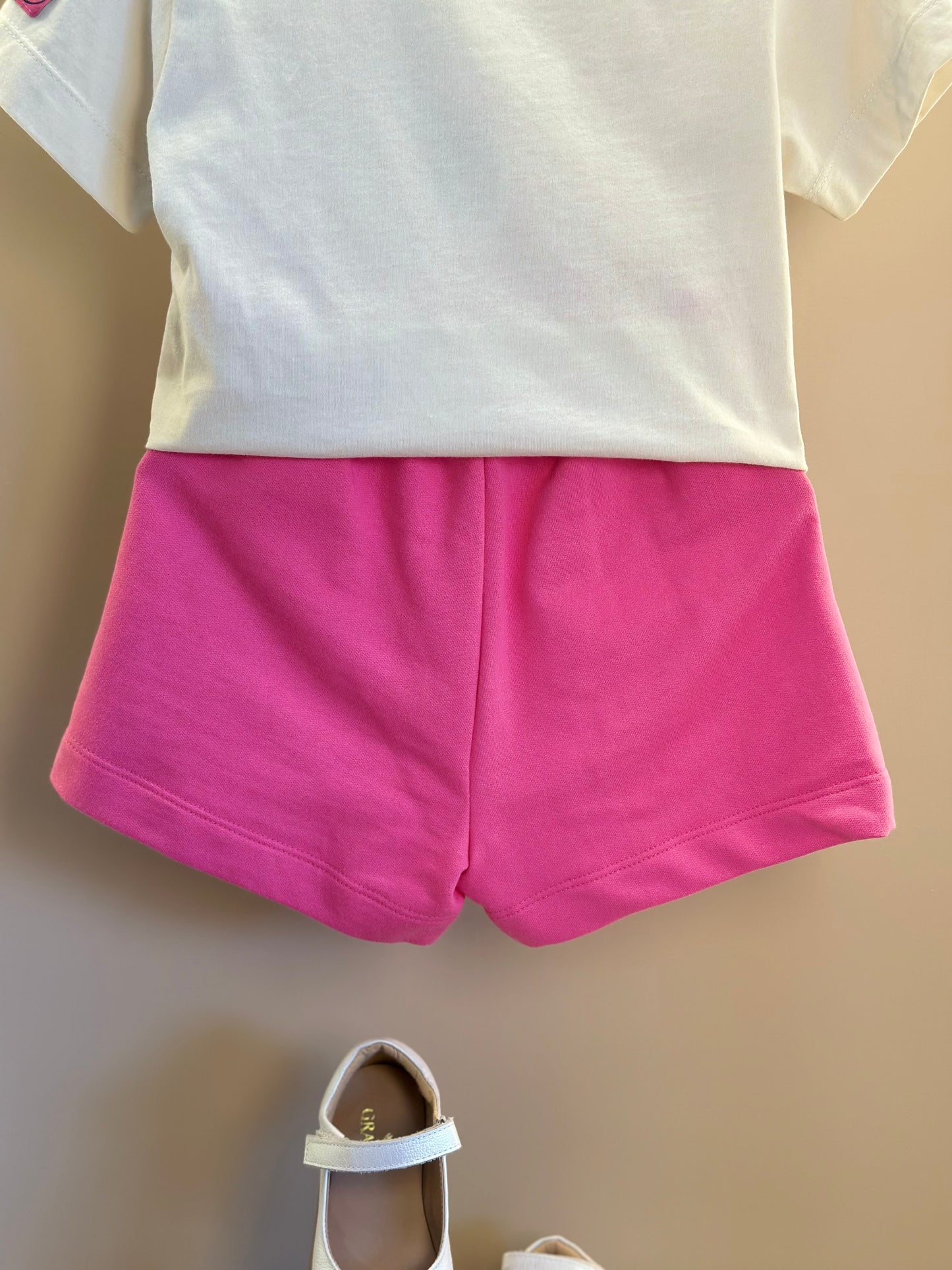 Conjunto Infantil Blusa Pooh Hunny Bege Vanilla e Shorts Rosa - Animê Petite