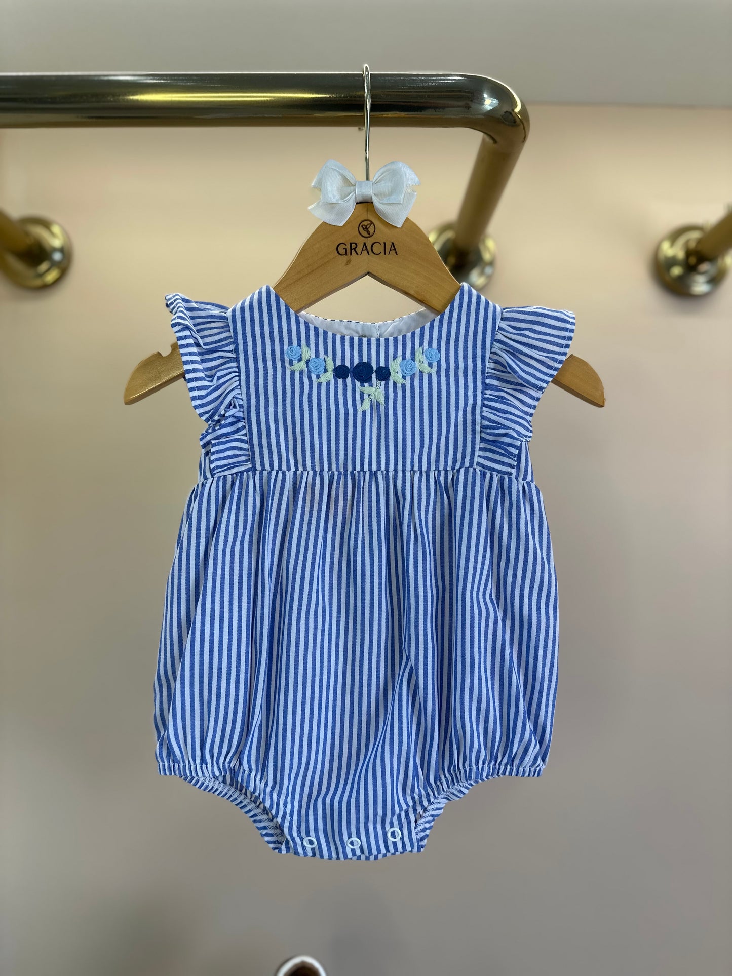 Romper Bebê Algodão Listrado Azul e Bordado Flores - Um Mais Um