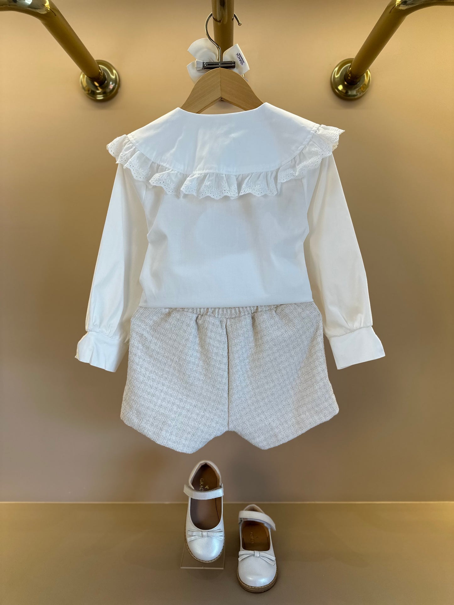 Conjunto Infantil Camisa Gola com Babado, Colete e Shorts Tweed Off White - Animê