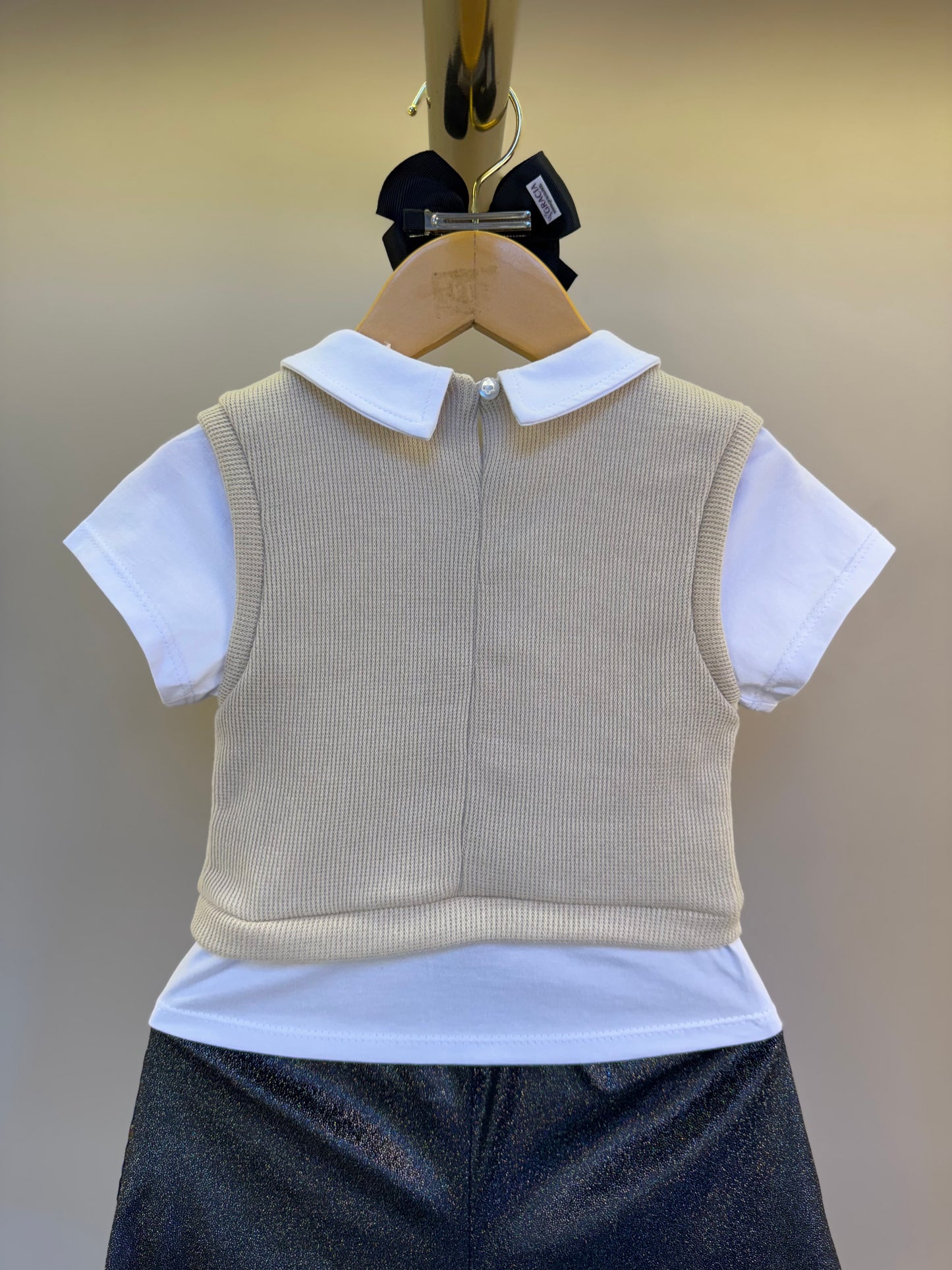 Conjunto Infantil Short  Preto Com Brilho E Pullover Tricot Com Falsa Camisa Bege- Gabriela Aquarela