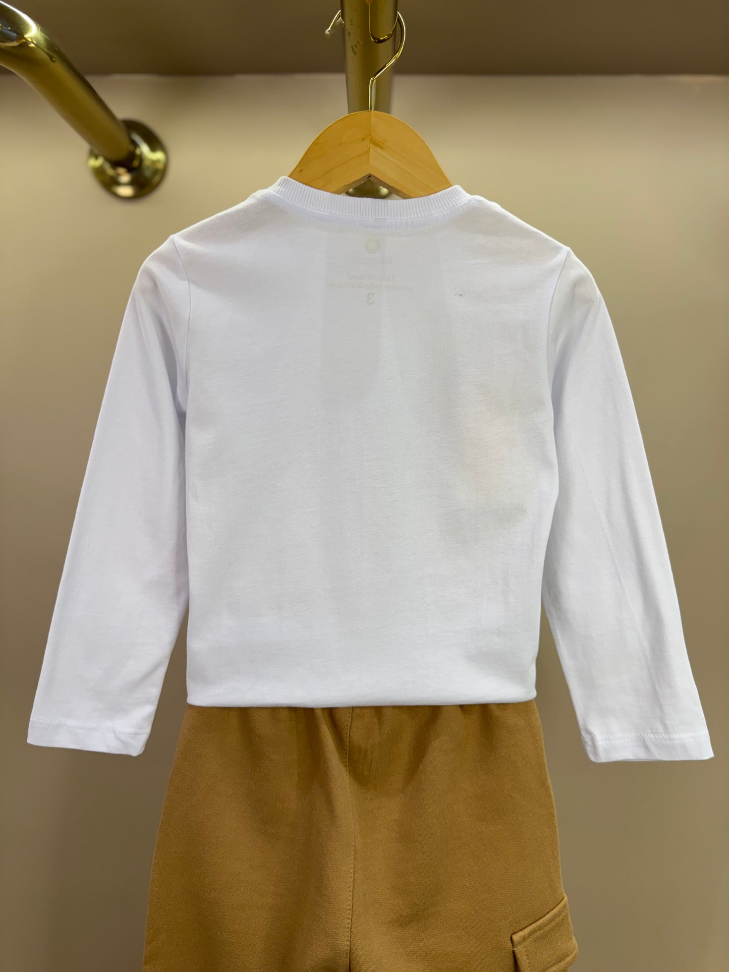 Conjunto Bebê Camiseta ML Ursinho Ski e Calça Moletom Cargo Bege - Um Mais Um