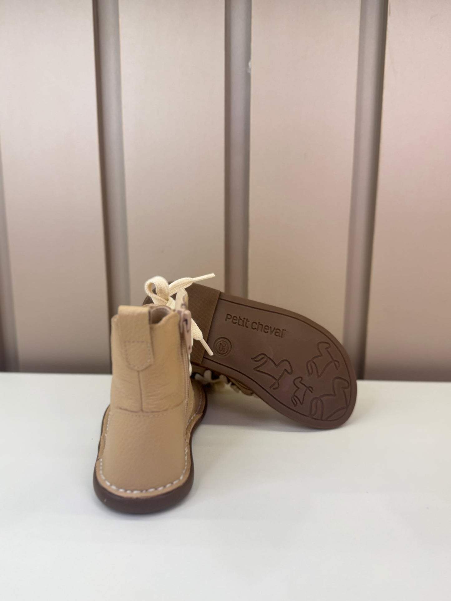 Coturno de couro blush Petit Cheval