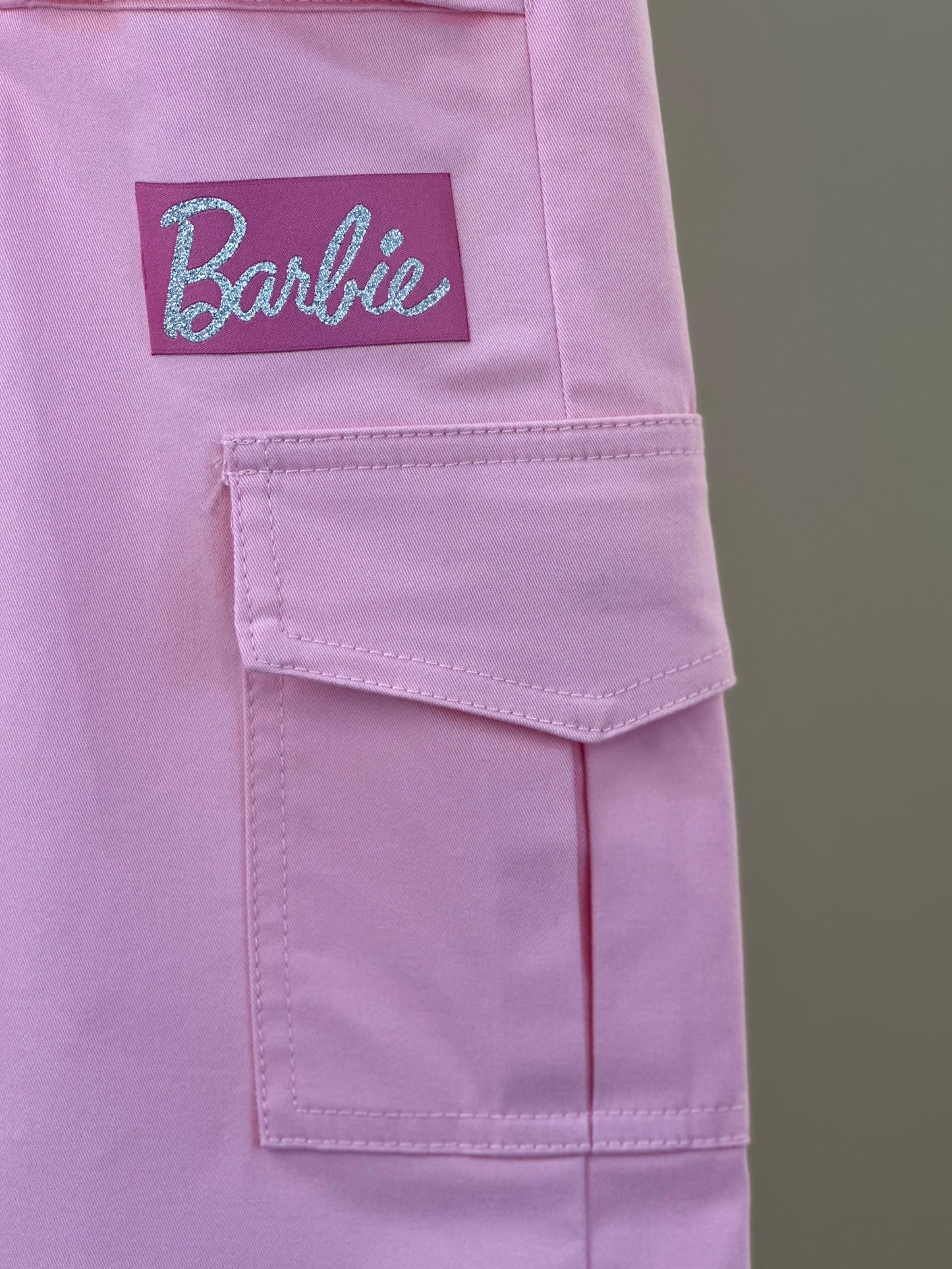 Calça Infantil Cargo Sarja Patches Barbie Rosa Romântico - Pituchinhus