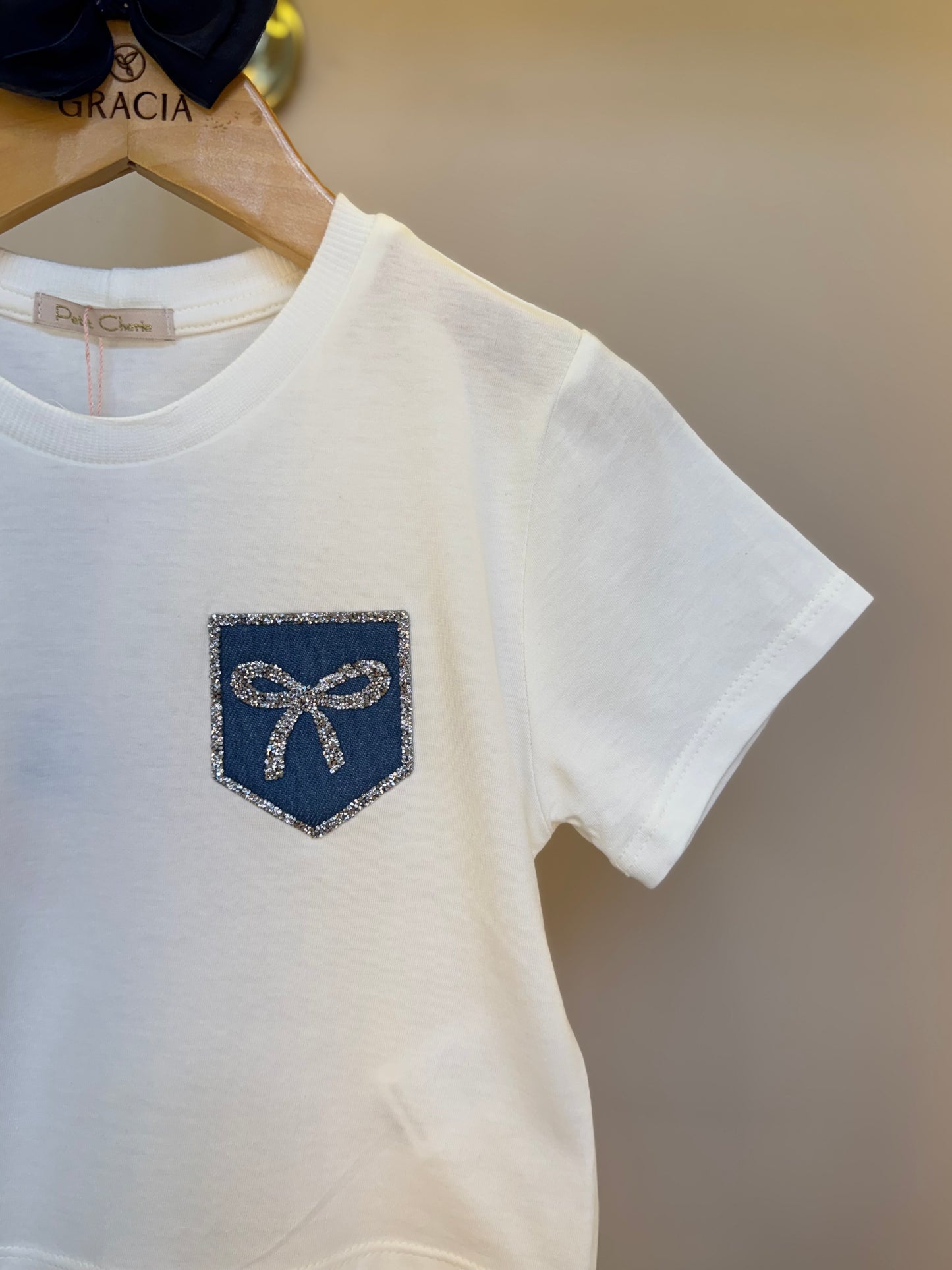 Camiseta Infantil Algodão Bolso Strass Off White - Petit Cherie