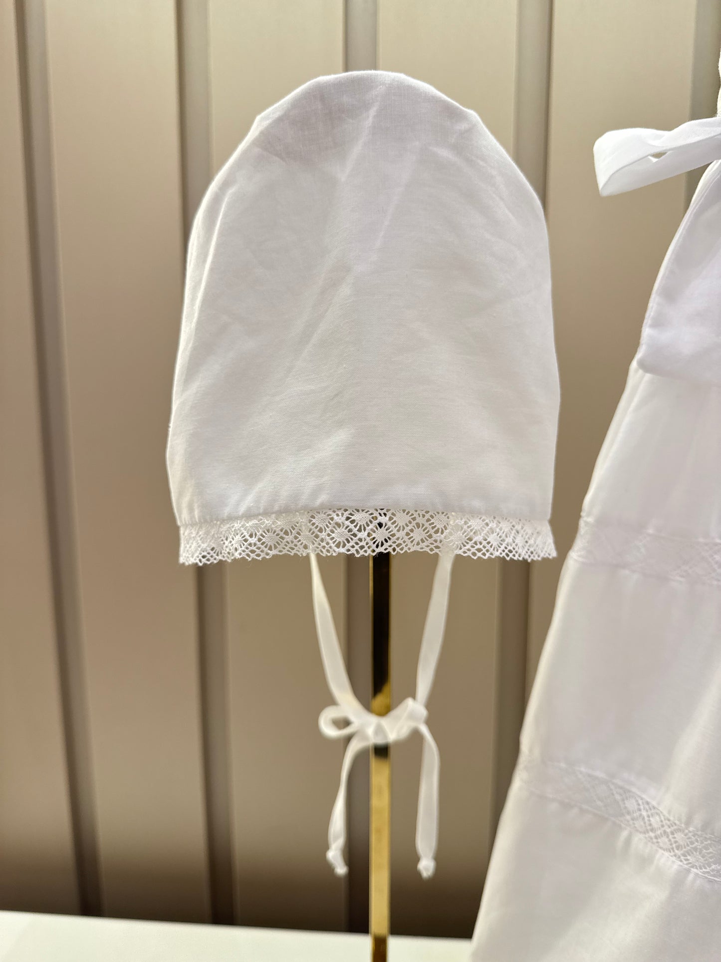 Mandrião Bebê Luxo Algodão Rendas, Bordados, Laços Laterais, Medalhinha e Touca - Roana