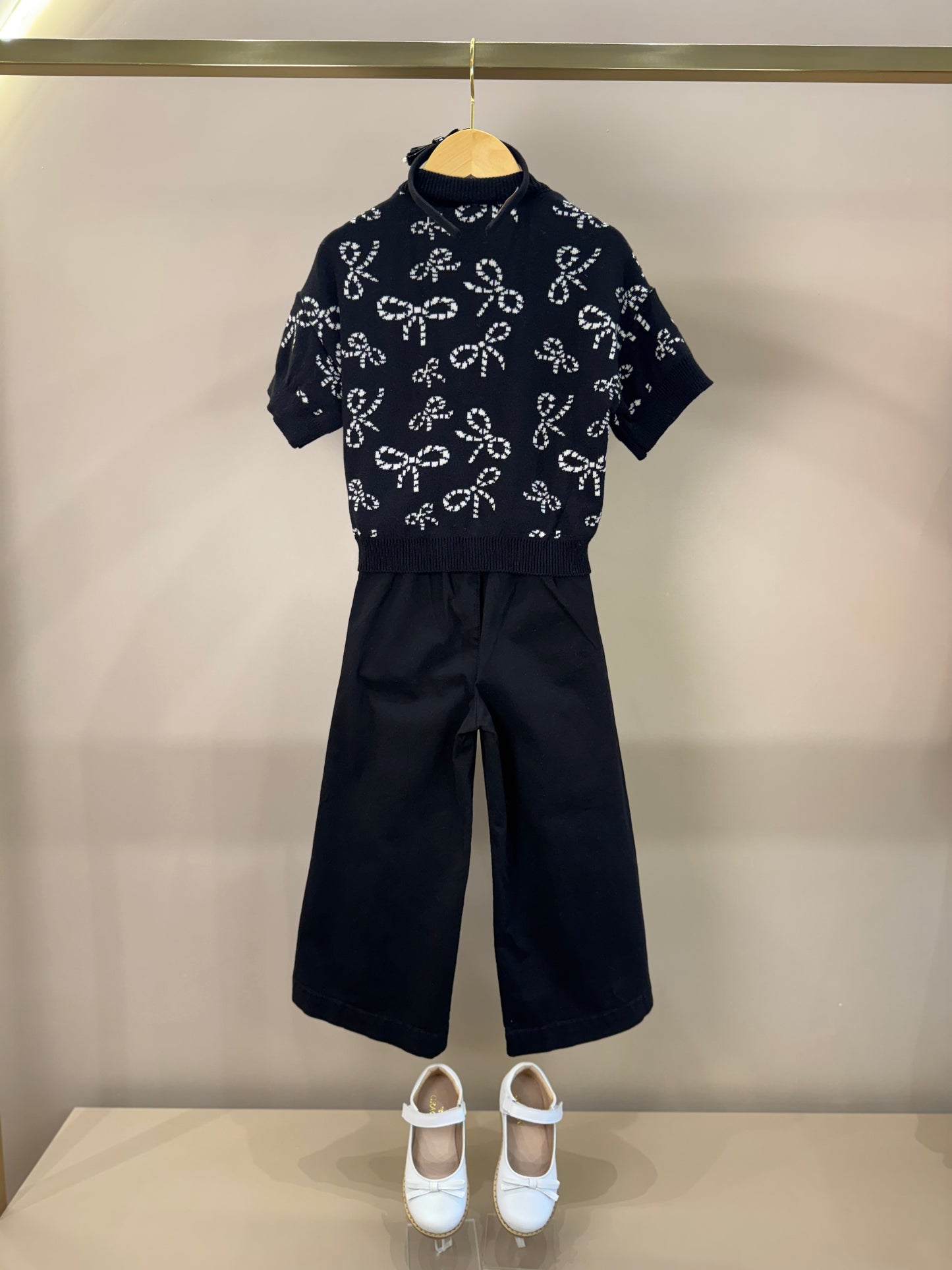 Conjunto Infantil Casaco Tricot Lacinhos Bordados Pérolas e Cristais e Calça Sarja Reta Laços Bordados Bolsos Preta - Pi