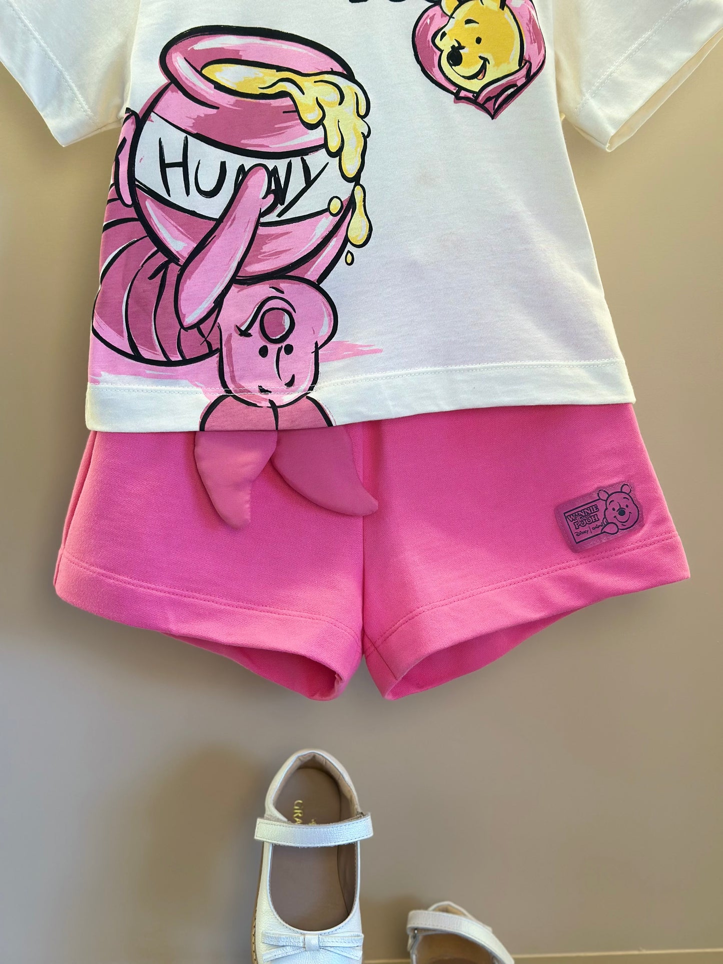 Conjunto Infantil Blusa Pooh Hunny Bege Vanilla e Shorts Rosa - Animê Petite