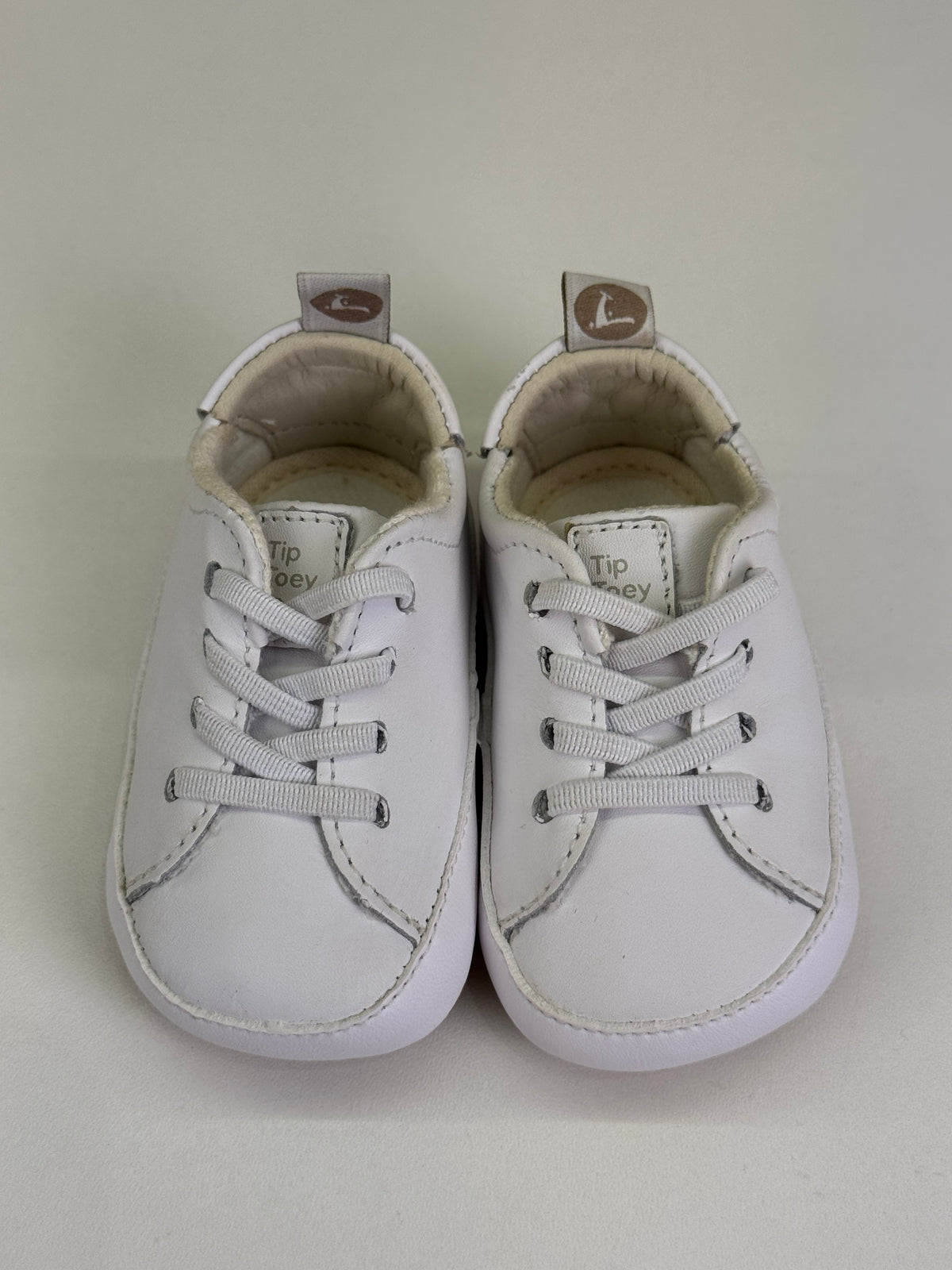 Sapatinho Bebê Snuggle Couro Branco - Tip Toey Joey