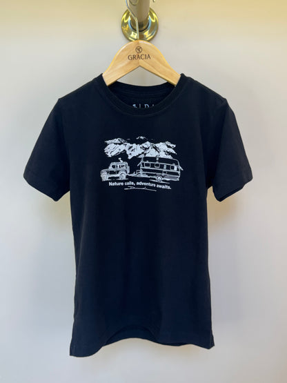 Camiseta Infantil Algodão Adventure Awaits - Dudes