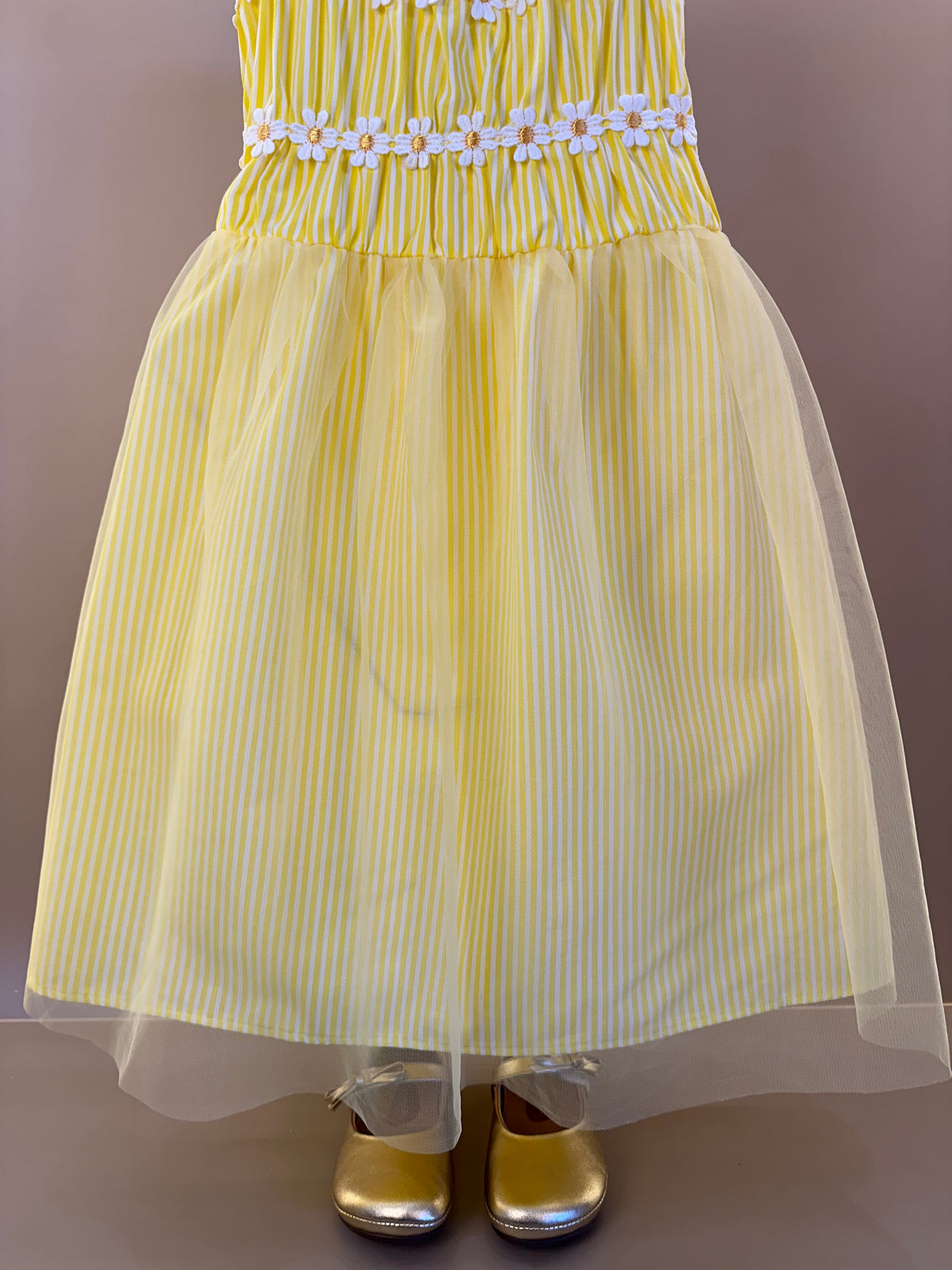 Vestido Listrado Com Tule e Aplicação de Flores - Momi
