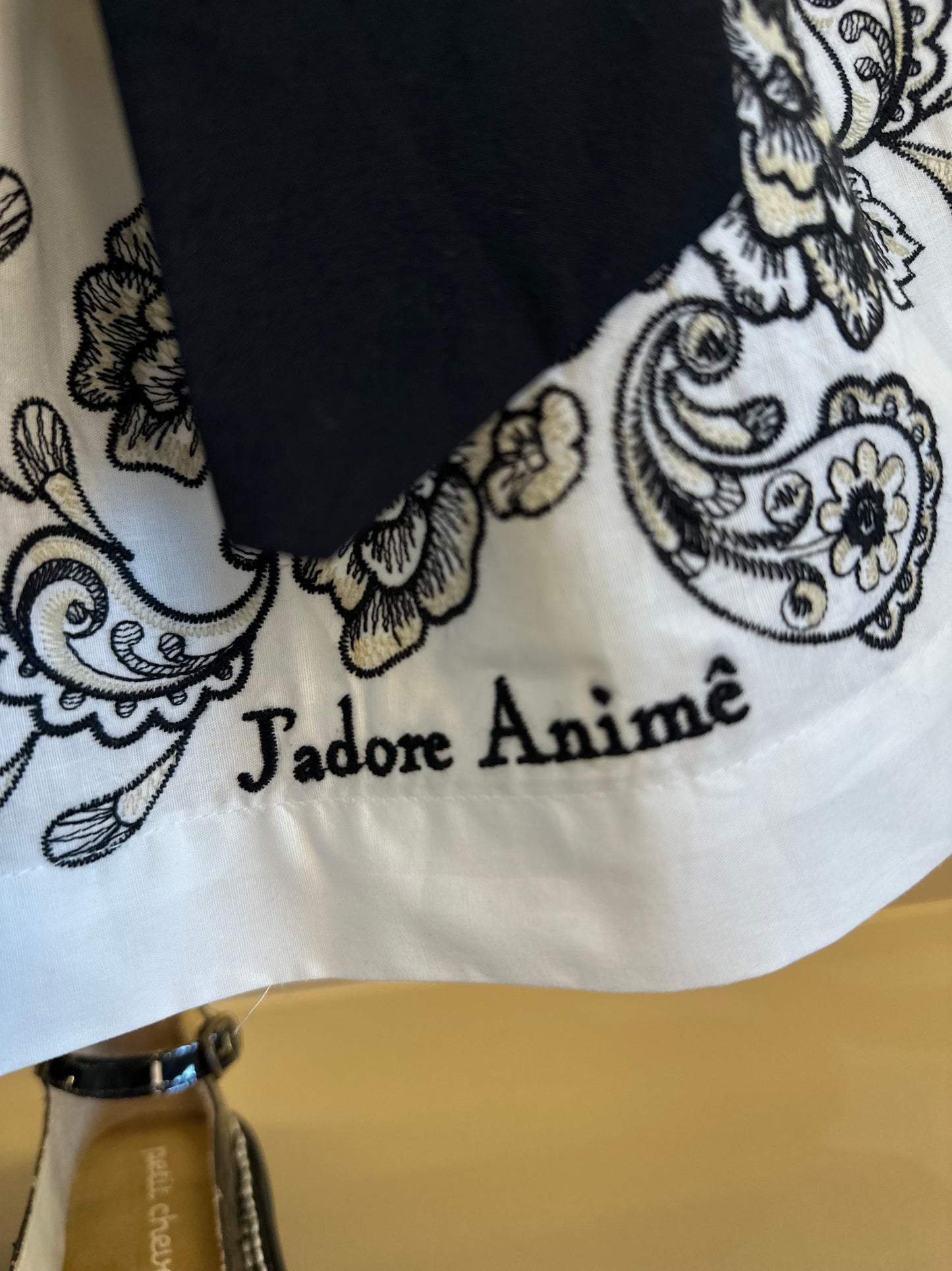 Conjunto Infantil Blusa Preta Detalhes Mangas e Saia Branca Flores - Animê
