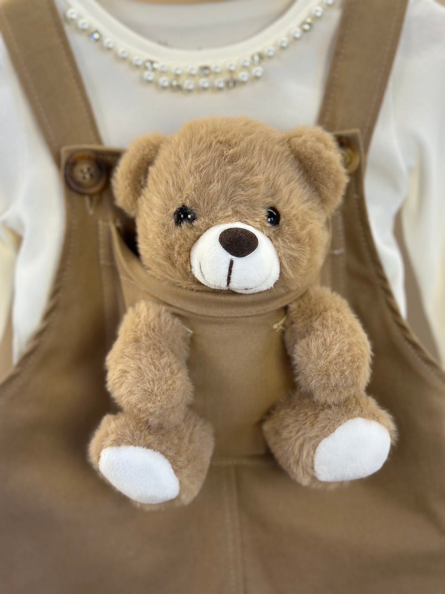 Jardineira Infantil  Sarja Ursinha Pelúcia Bege Escuro com Blusa ML Bordados Pérolas e Cristais  - Pituchinhus